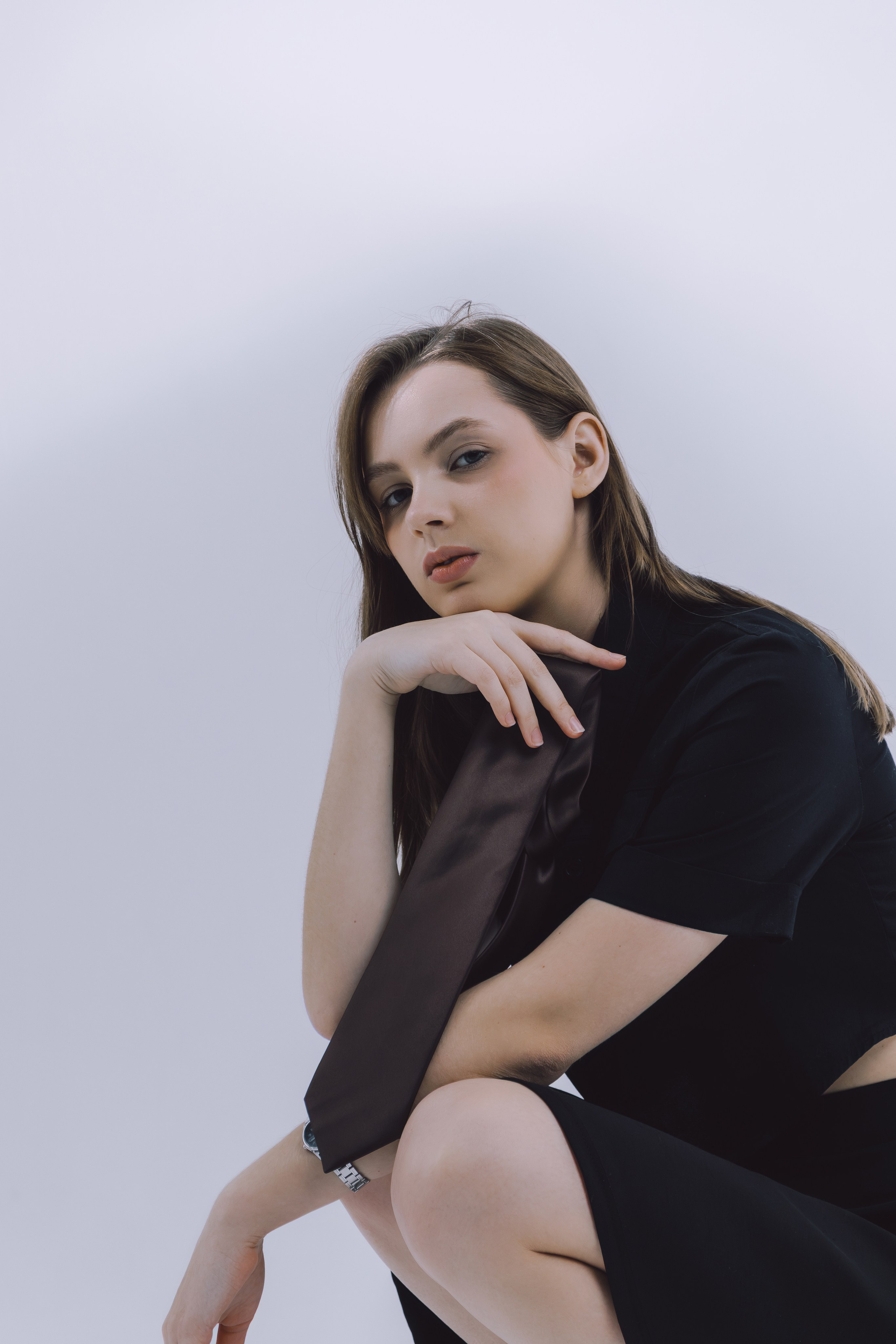 Расслабленная поза модели в деловом стиле — тренд современной фотосъёмки.