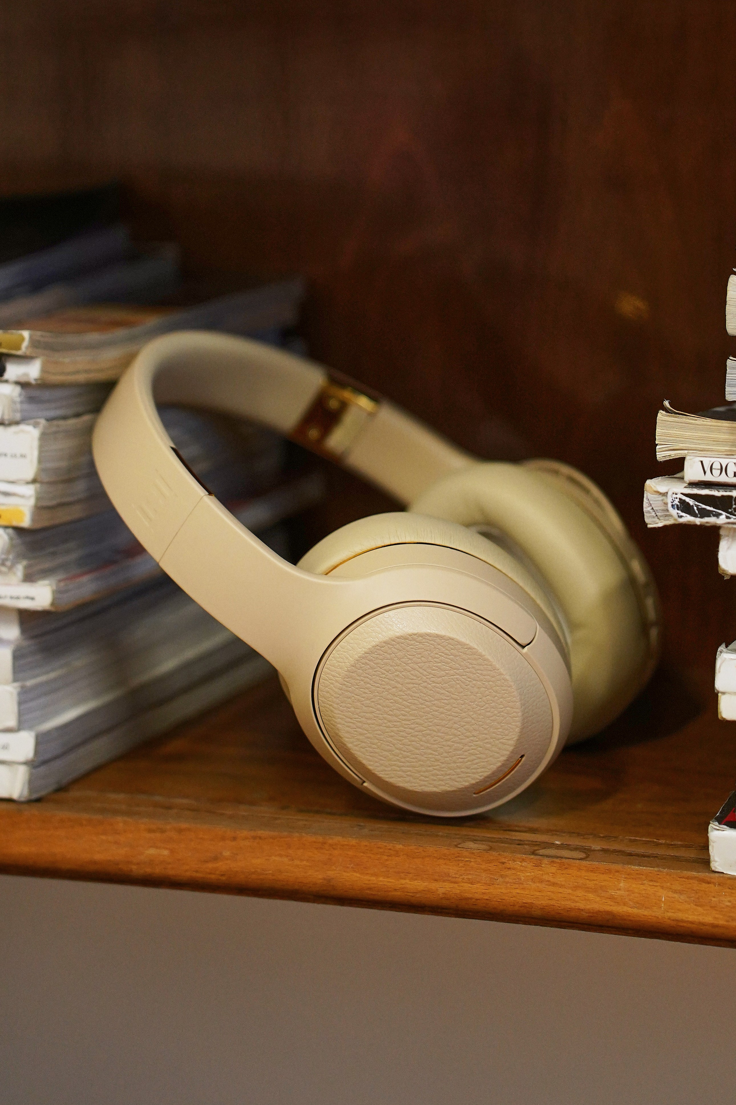 Наушники в интерьере. Фотограф