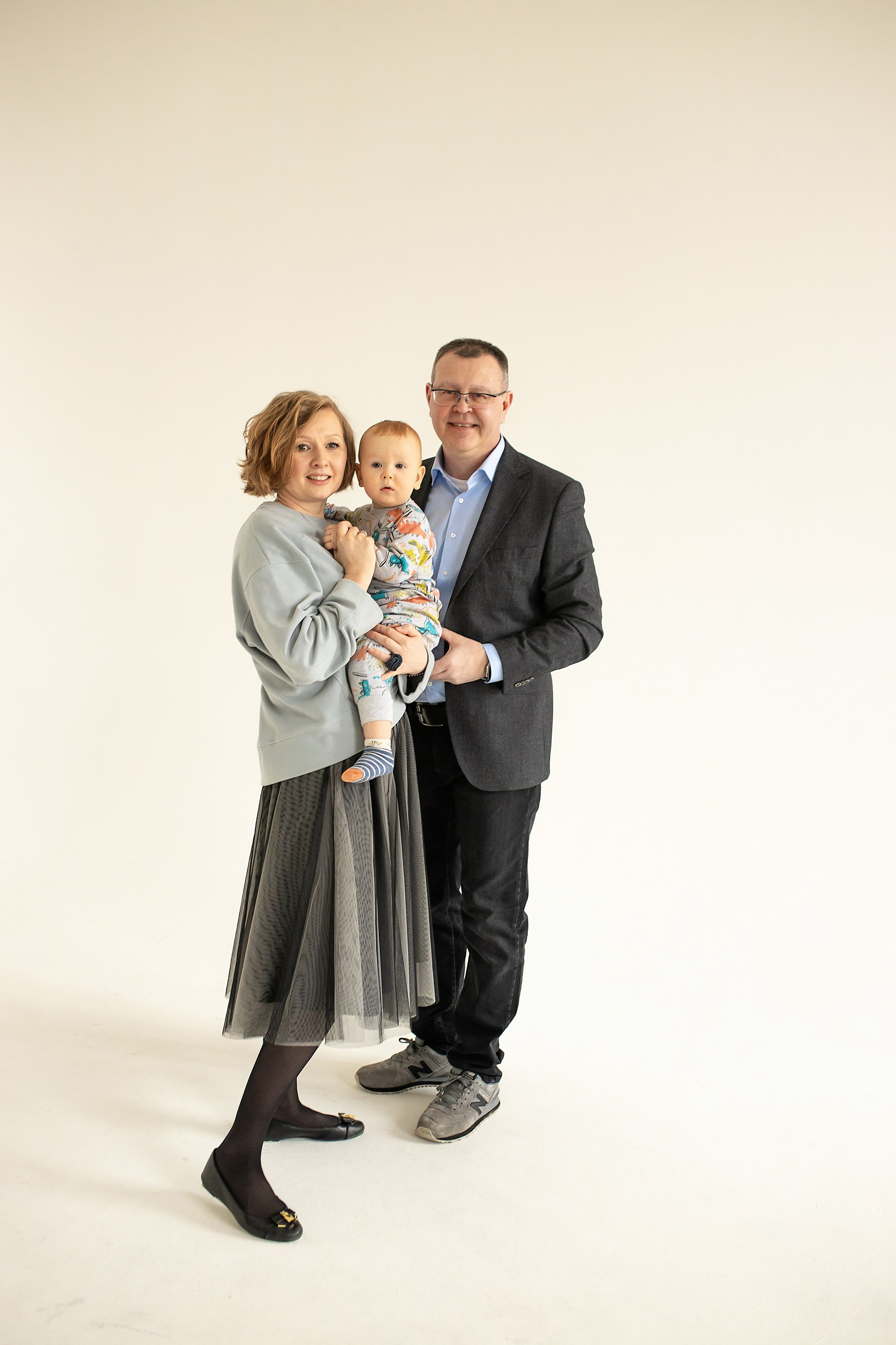 Семейная фотосессия на циклораме с естественным светом. Фотограф в Железнодорожном и Балашихе