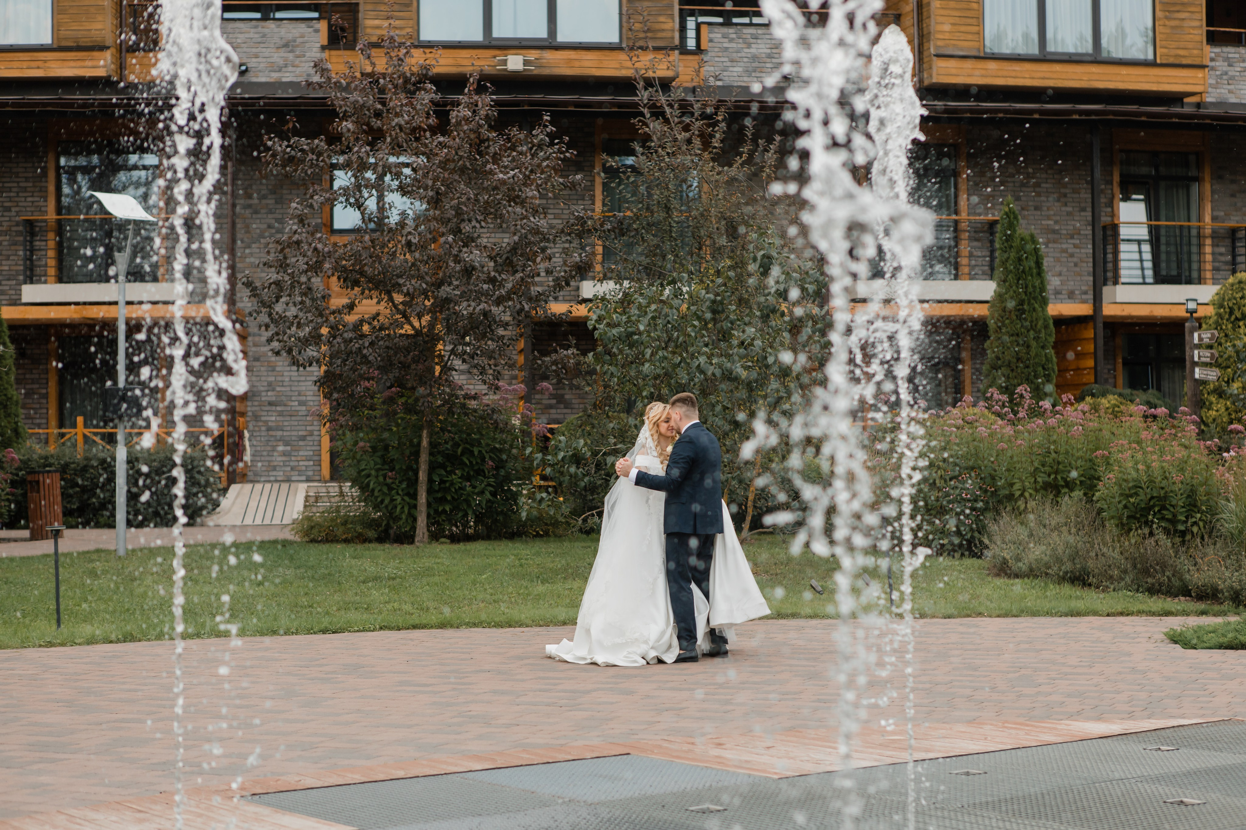 Юрий и Кристина. Видеосъемка и фотосъемка свадеб. Фотограф и оператор на свадьбу. Видеосъемка подкастов, собственная видео-фотостудии. Предметная фотосъемка