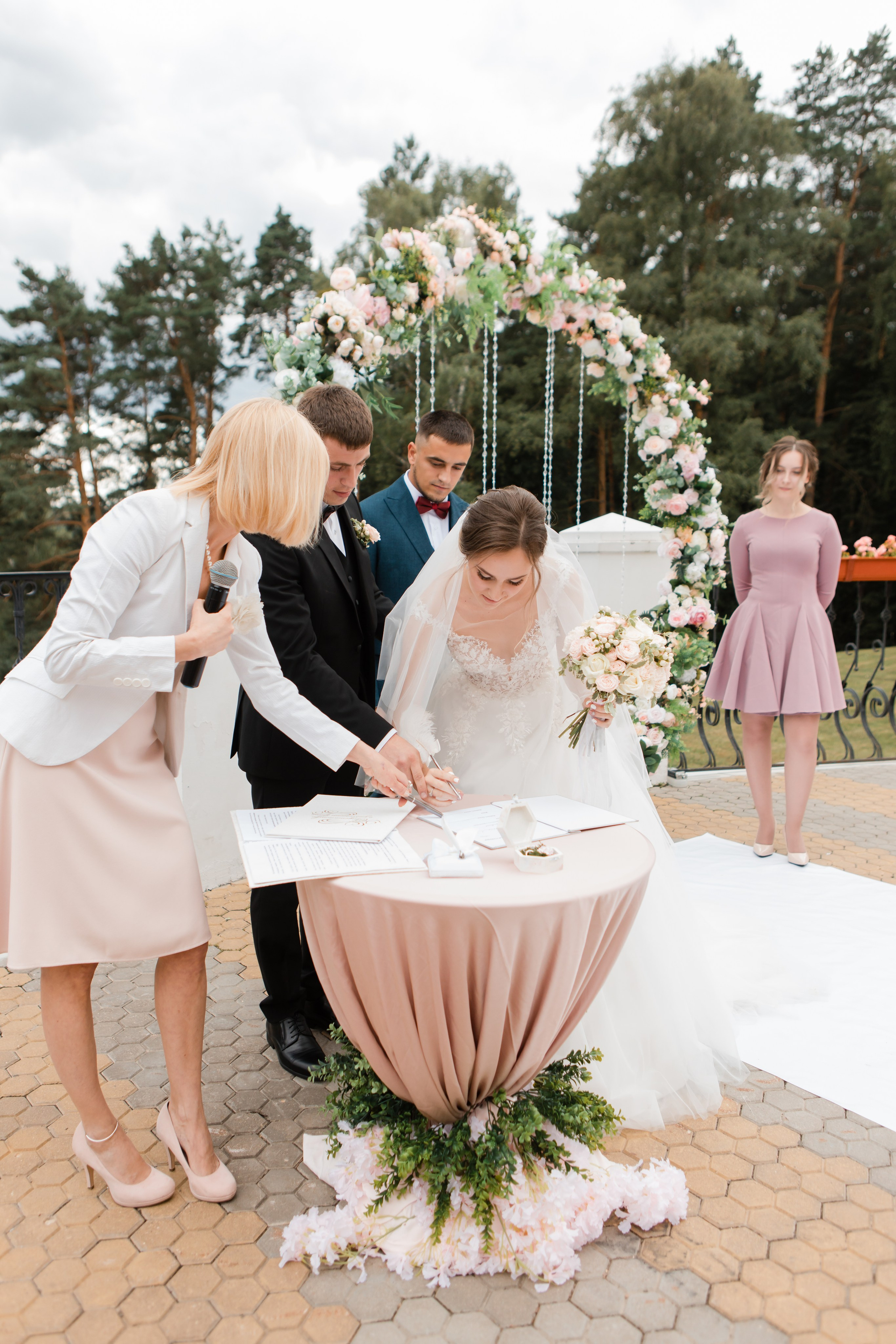 Свадебная фотосъемка Михаила и Ольги. День нашей свадьбы. Видеосъемка и фотосъемка свадеб. Фотограф и оператор на свадьбу. Видеосъемка подкастов, собственная видео-фотостудии. Предметная фотосъемка