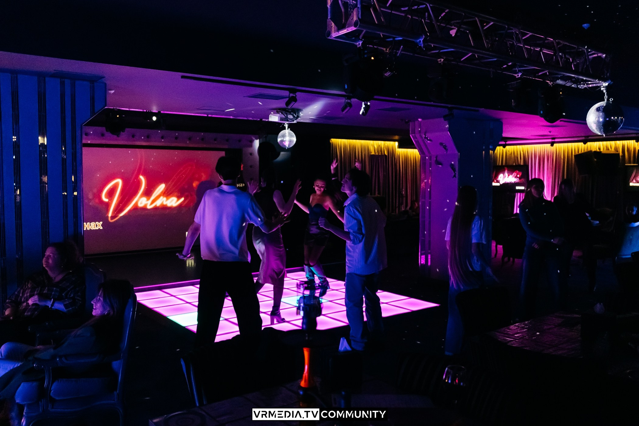 Вечер в караоке-баре «Volna»