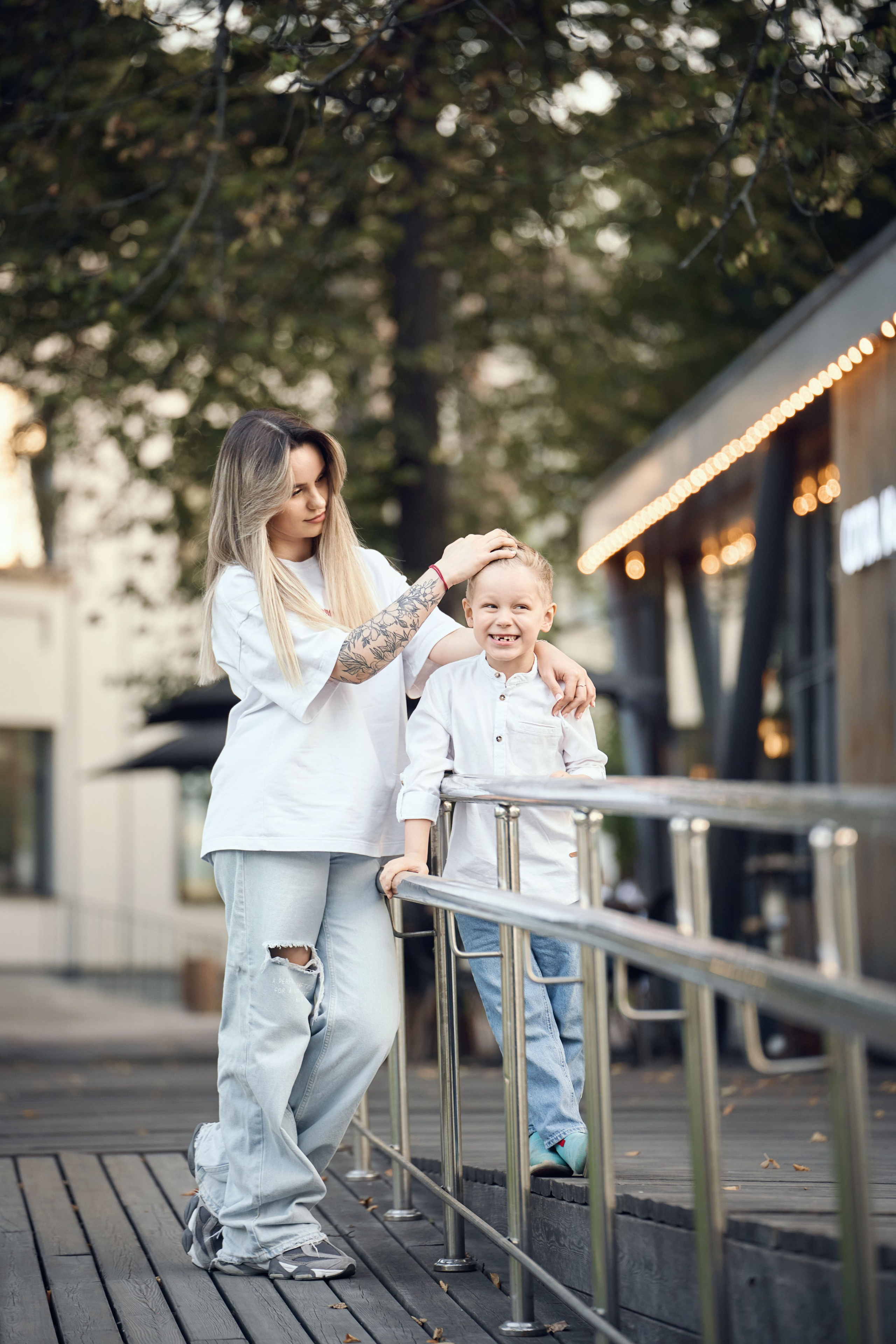 мама с сыном обнимаются осенью