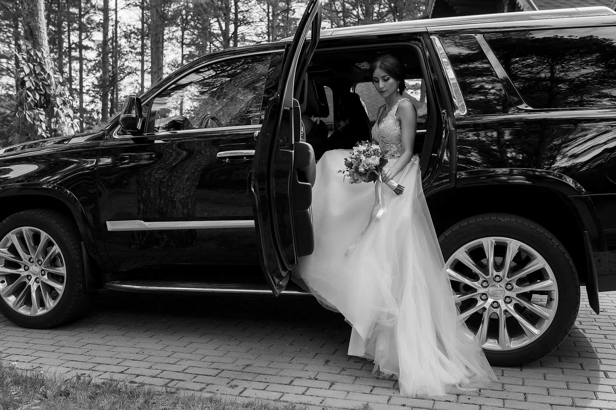 Свадебная фотосессия для невесты в машине в загородном отеле Владимира