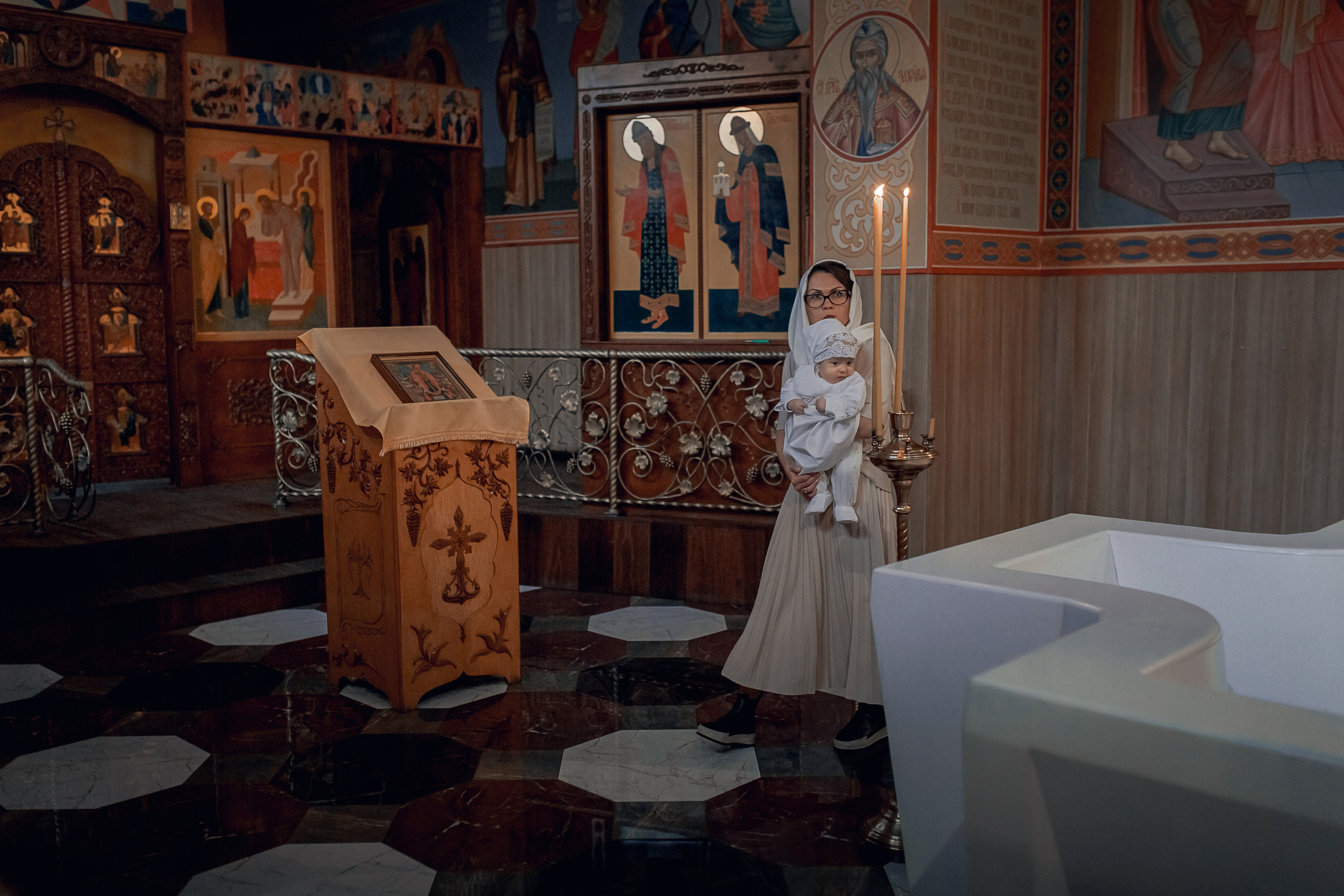 крестный ход вокруг купели в Ташкенте, обход купели во время крещения