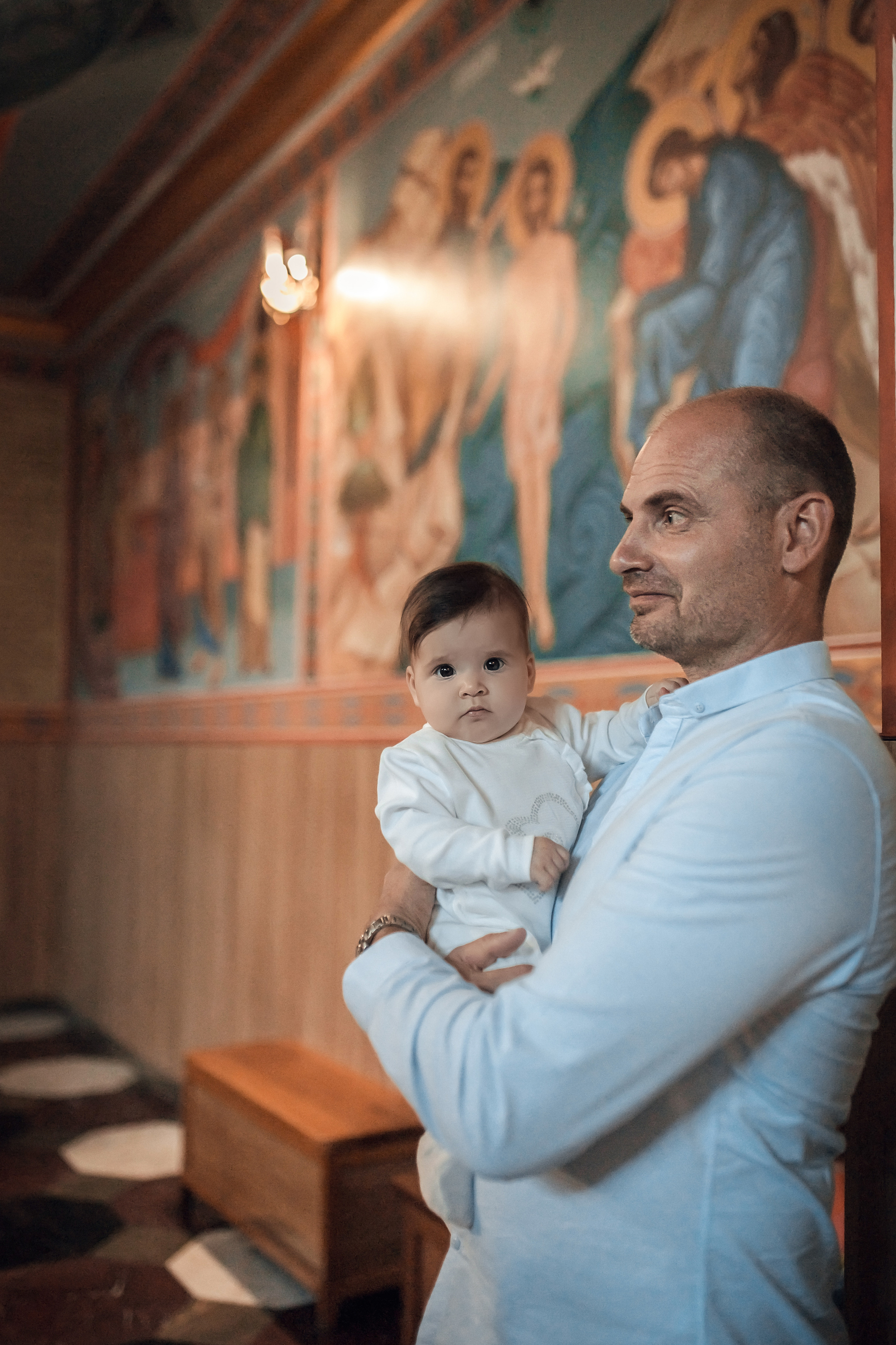 папа держит ребенка после прохождения огласительных бесед в Ташкенте