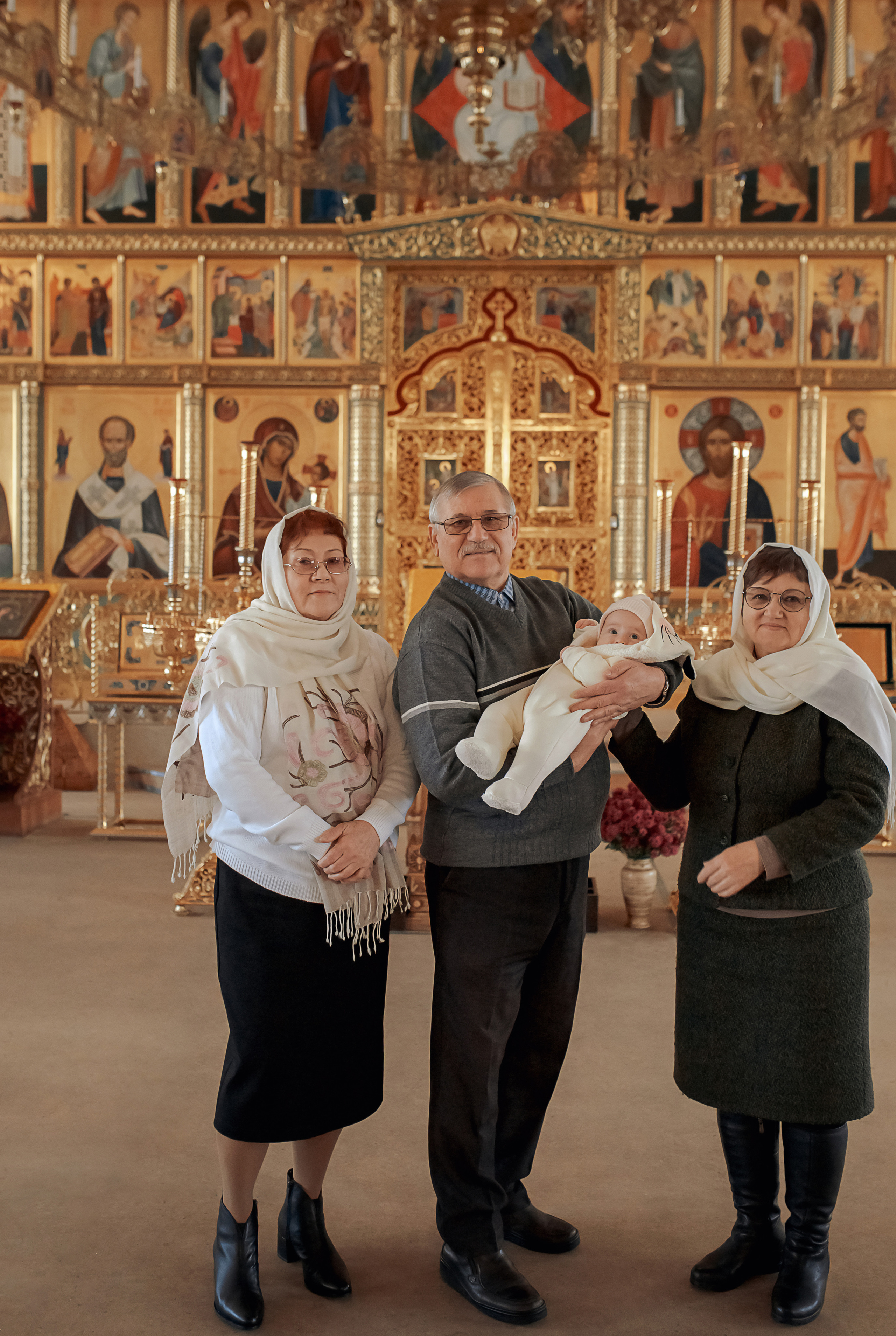бабушки и дедушка с ребенком перед Крещением в Ташкенте
