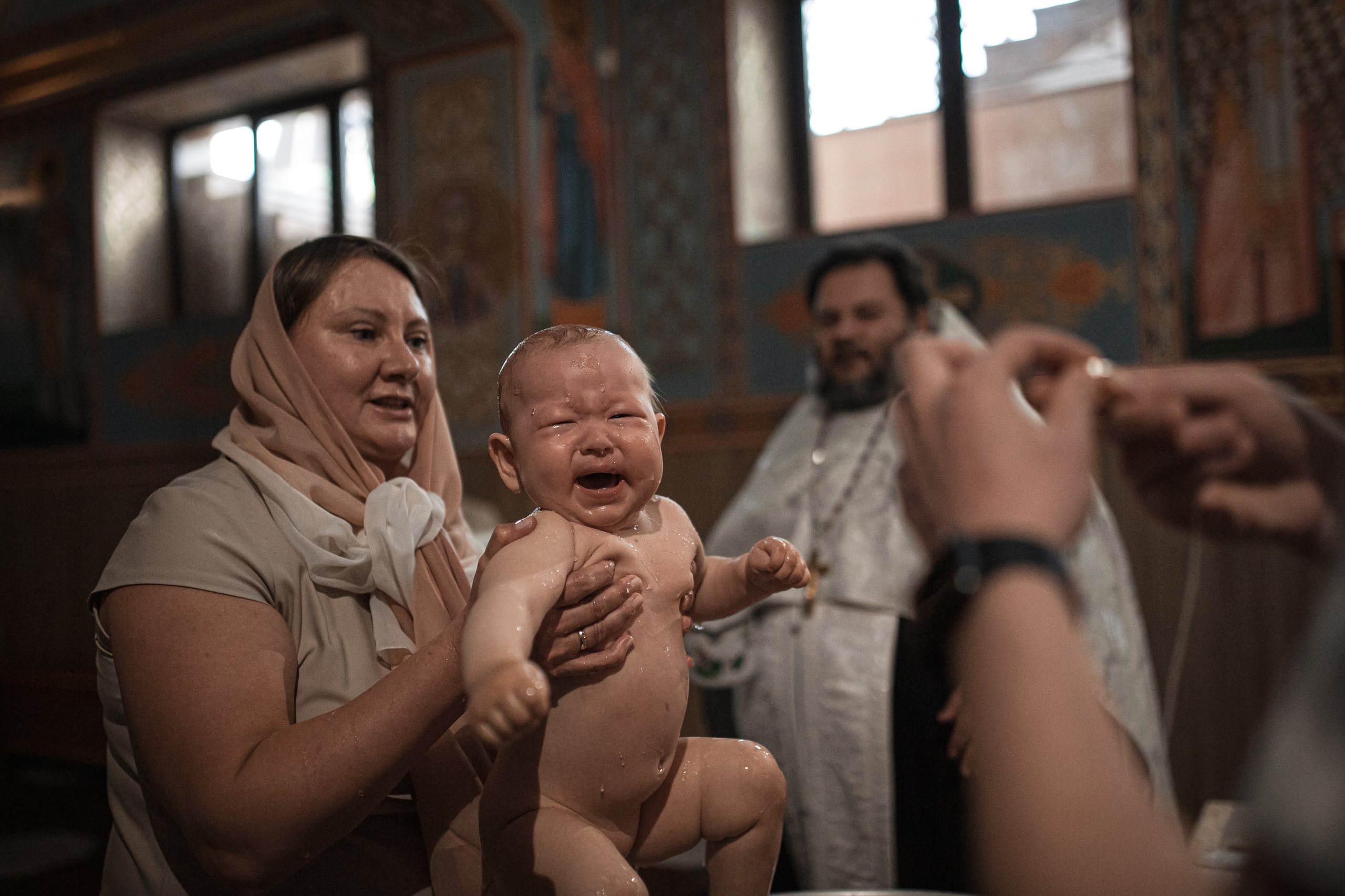ребенок плачет после крещения в Ташкенте