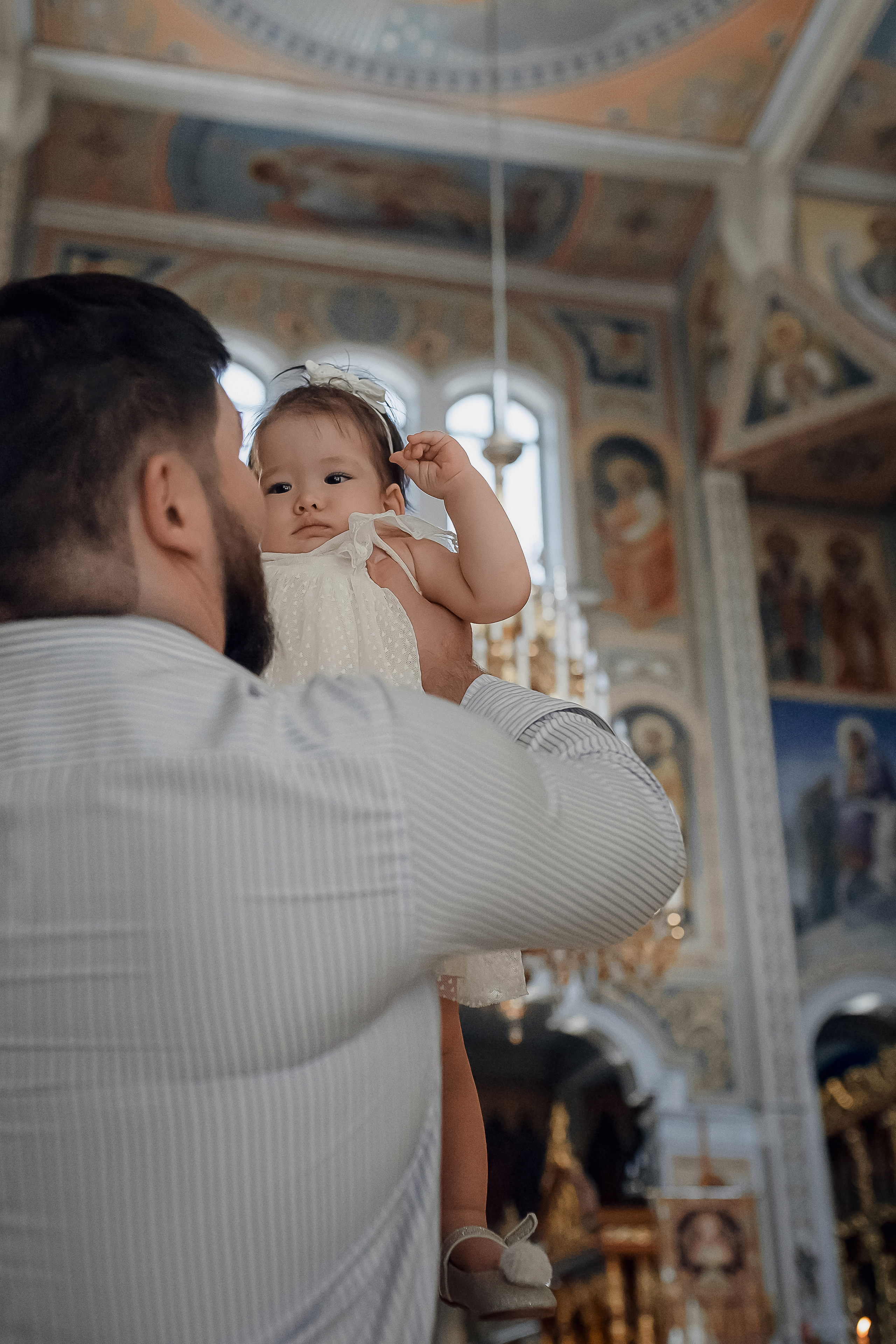 папа с дочкой в храме Ташкента 