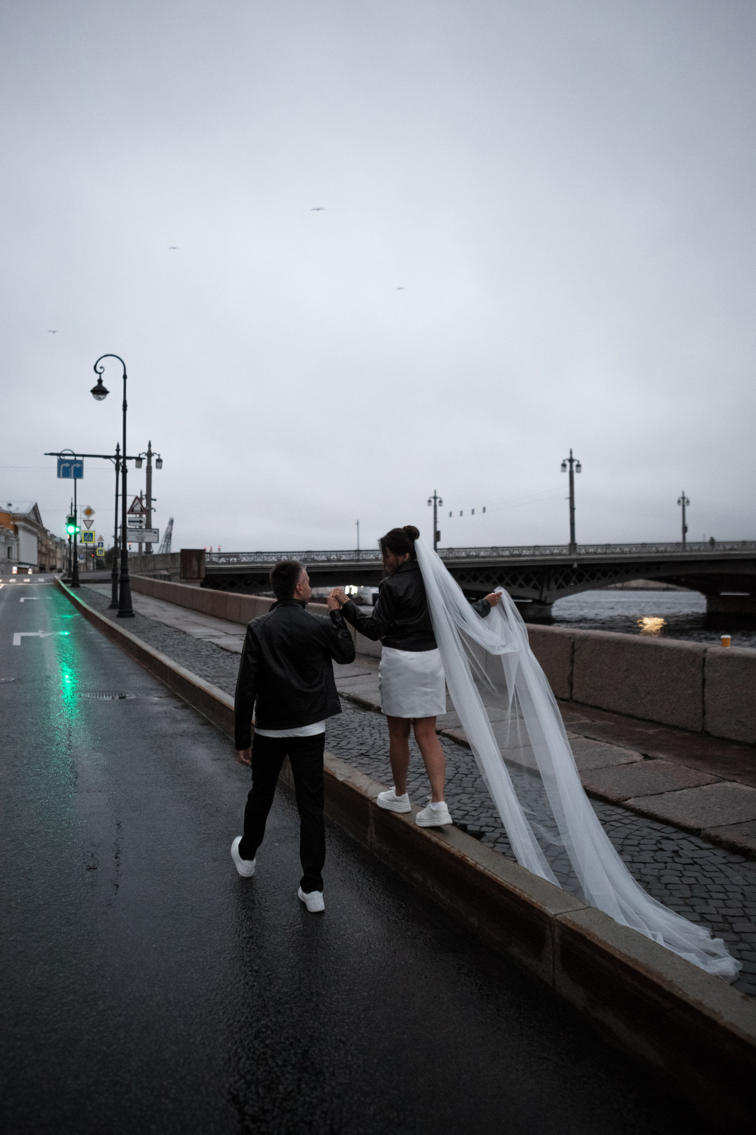 Свадебная фотопрогулка в ночном Петербурге