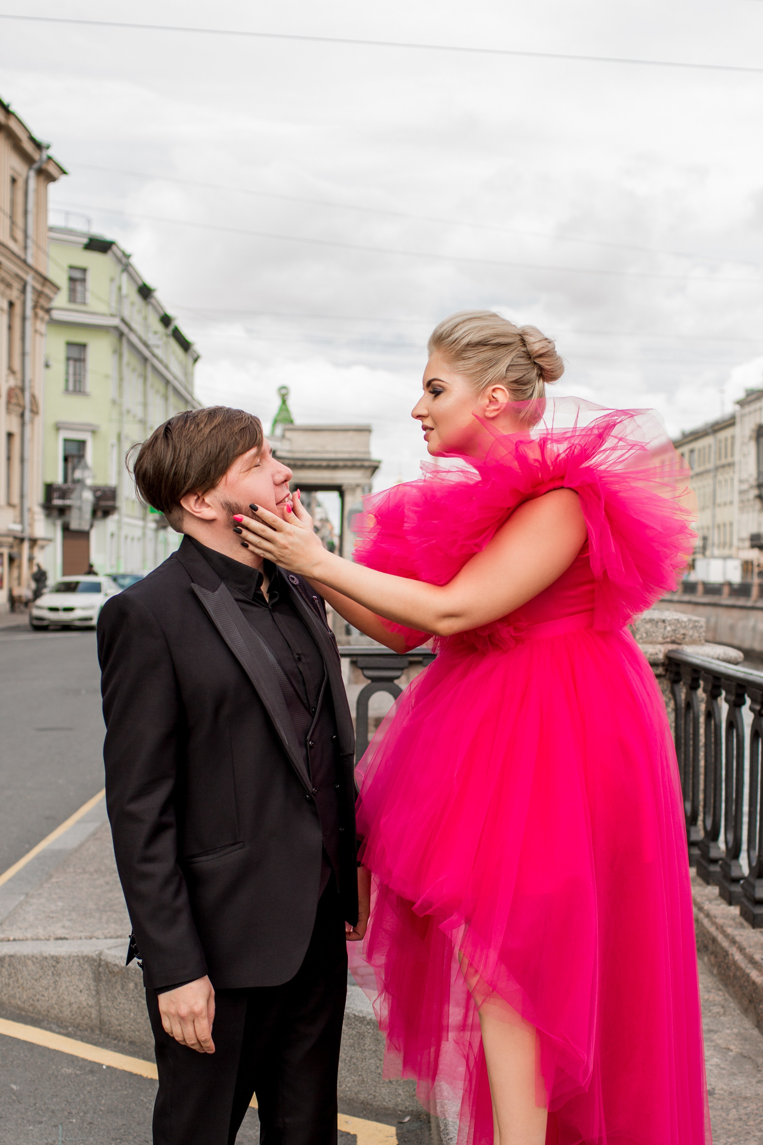 Жених и невеста в кадре, наполненном светом и эмоциями