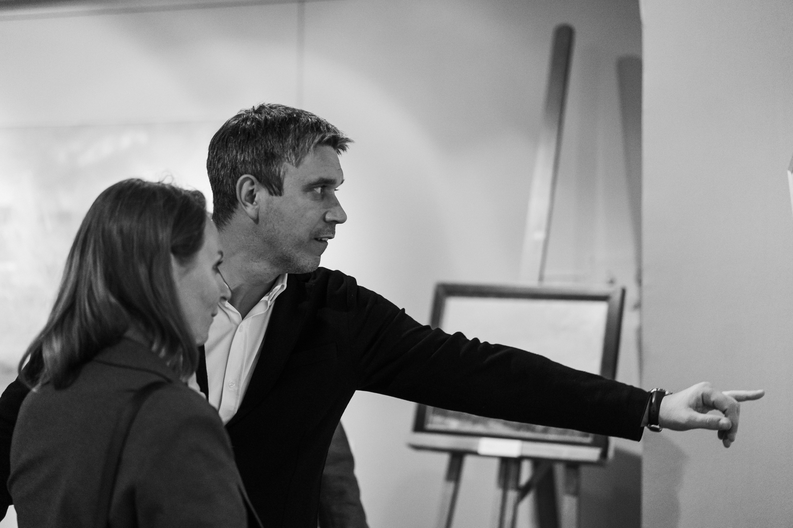 Съёмка открытия вытсавки художника Ильи Даньшина. Лиза Фирстова — самый добрый фотограф