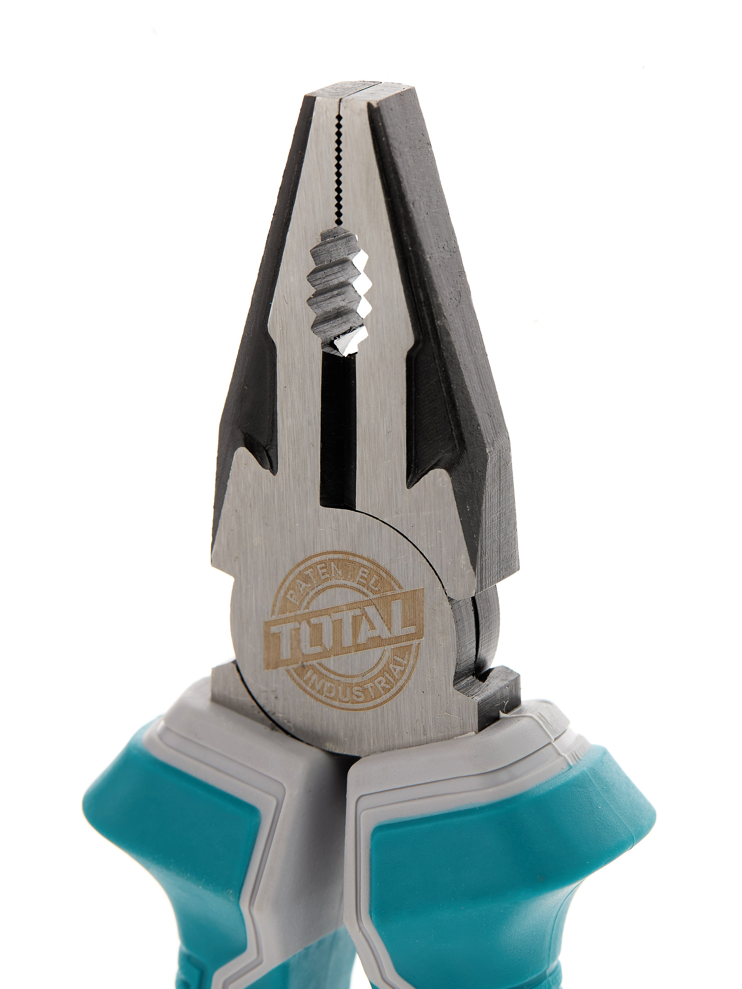 Пассатижи близко на белом фоне