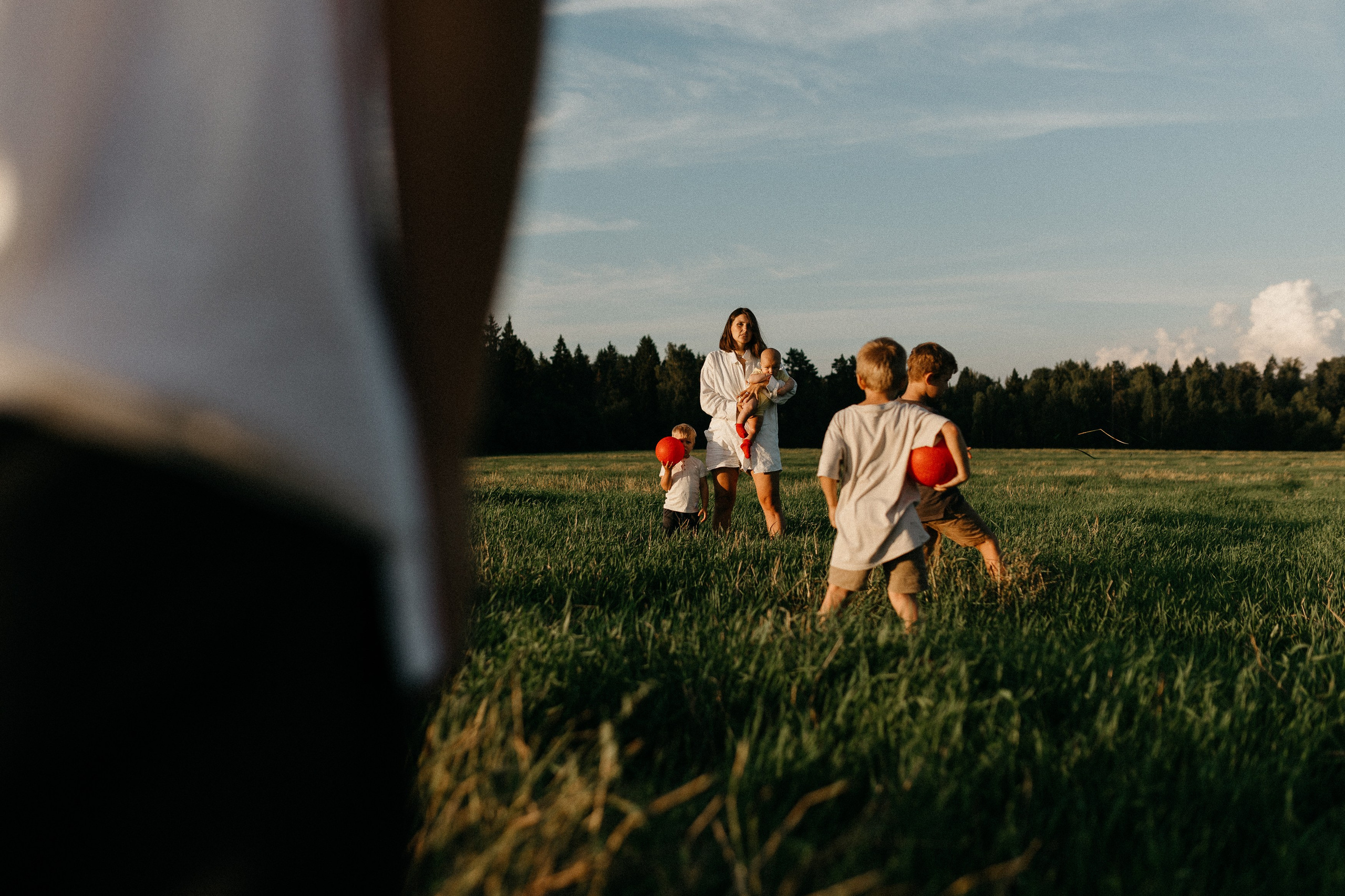 Фотосессия с красными мячами. Семейный фотограф Маша Тимофеева | Москва