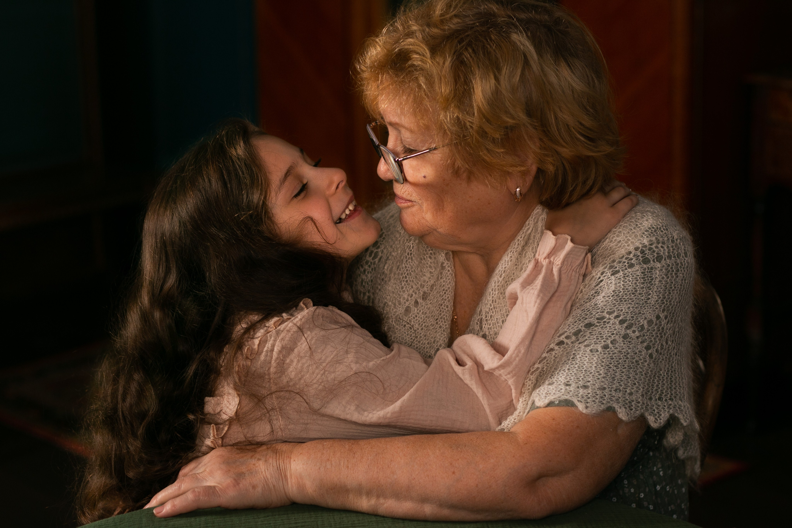 Объятие бабушки и внучки