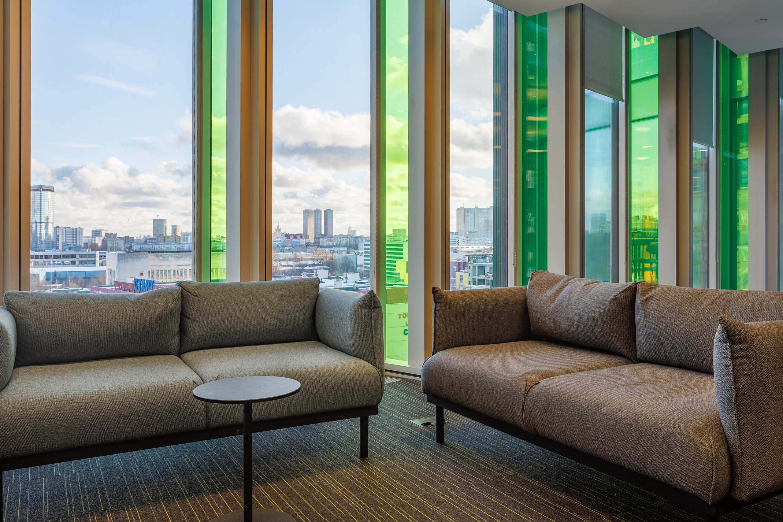 помещение для ожиданий в офисе Сбербанка в городе Москва с панорамными стеклами