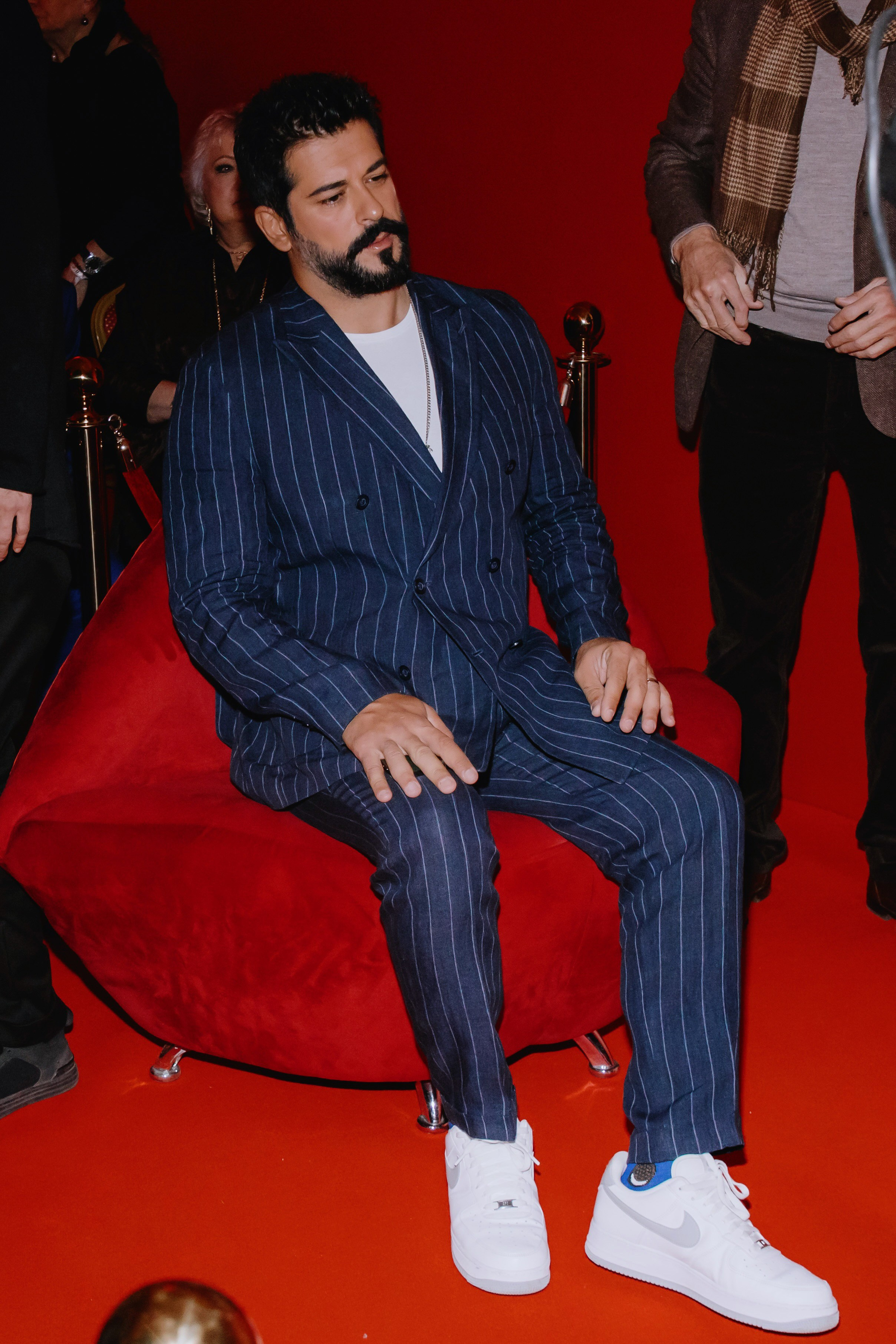 Бурак Озчивит посетил выставку Никаса Сафронова. Фотограф в Москве и Санкт-Петербурге Дарина