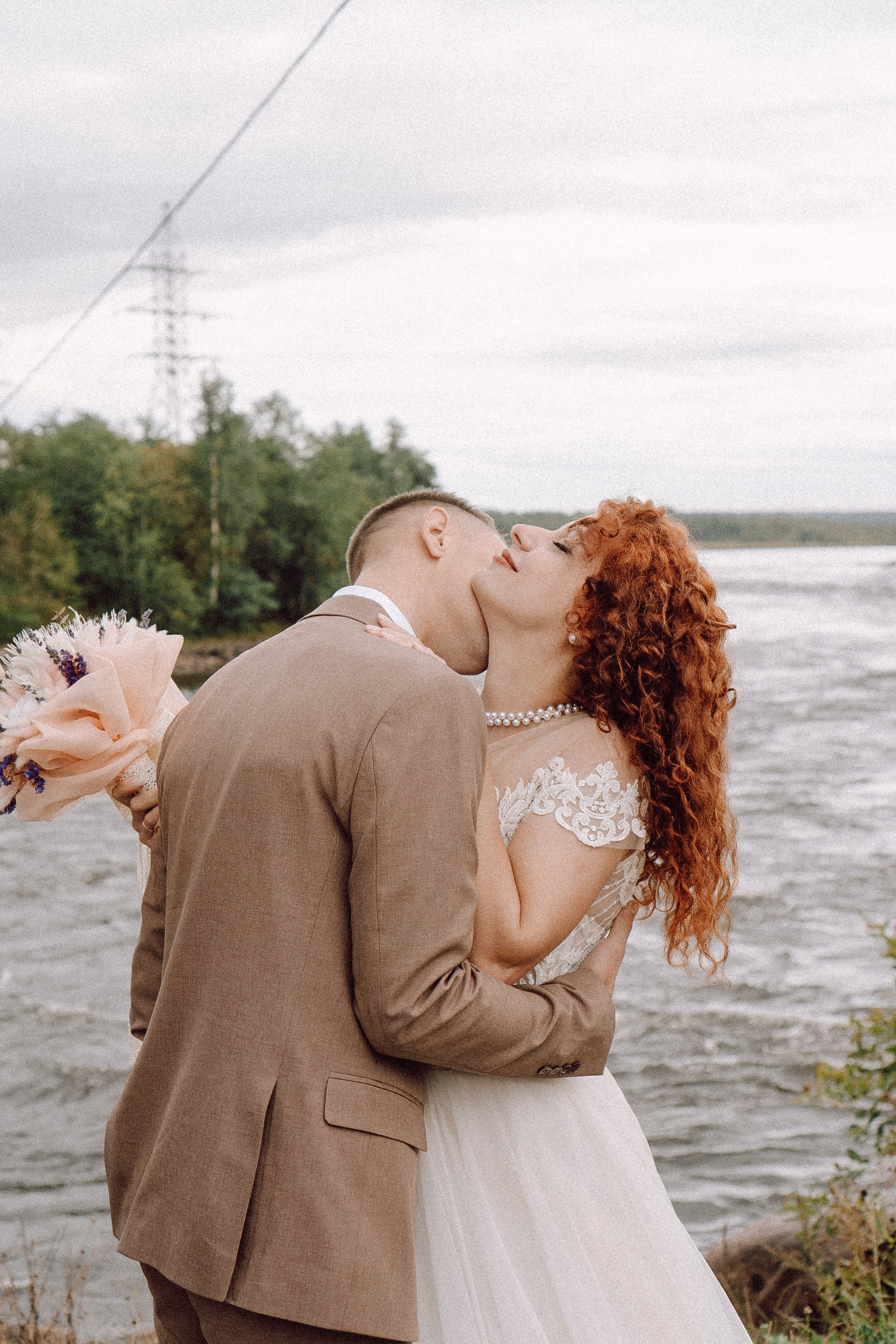 СВАДЕБНАЯ ФОТОСЕССИИЯ ПАРЫ В ГОРОДЕ ПРИОЗЕРСК В СОСНОВОМ ЛЕСУ И С ПИКАПОМ. Профессиональный фотограф, Санкт-Петербург — Виктория Богомолова