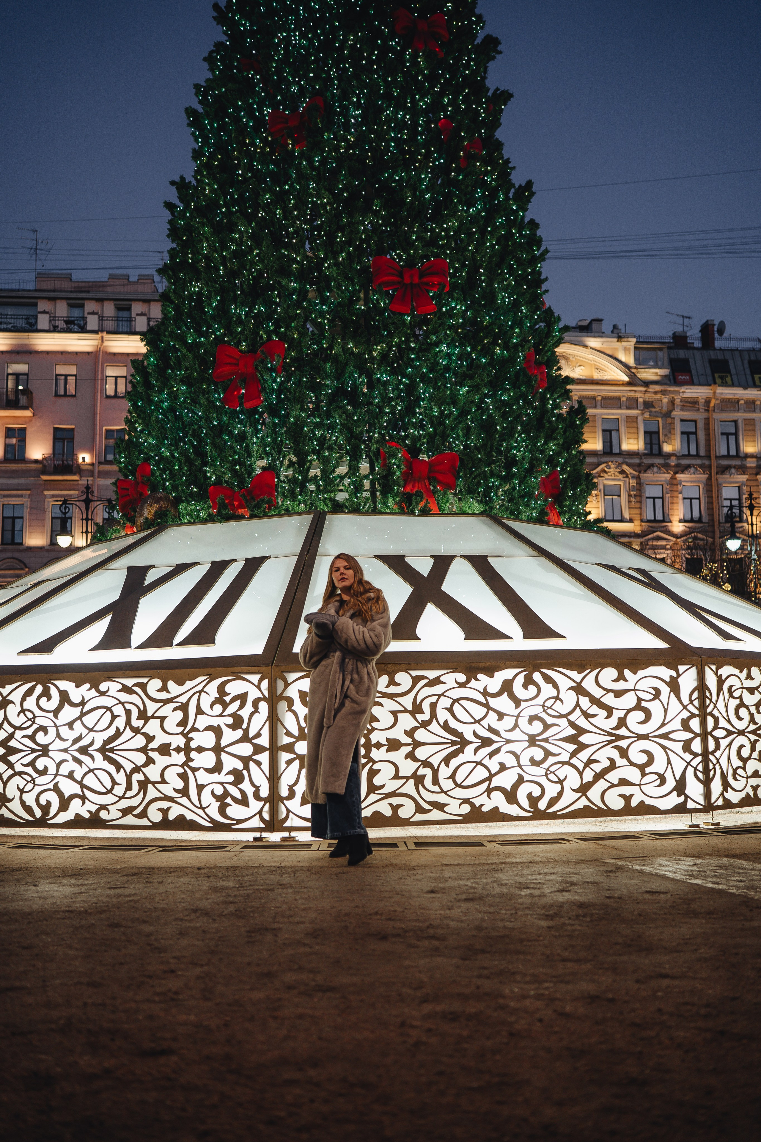 ПРОГУЛКА НА МАНЕЖНОЙ ПЛОЩАДИ ДЛЯ ДЕВУШКИ ПЕРЕД НОВЫМ ГОДОМ (НОВОГОДНЯЯ ФОТОСЕССИИЯ НА МАНЕЖНОЙ ПЛОЩАДИ). Профессиональный фотограф, Санкт-Петербург — Виктория Богомолова