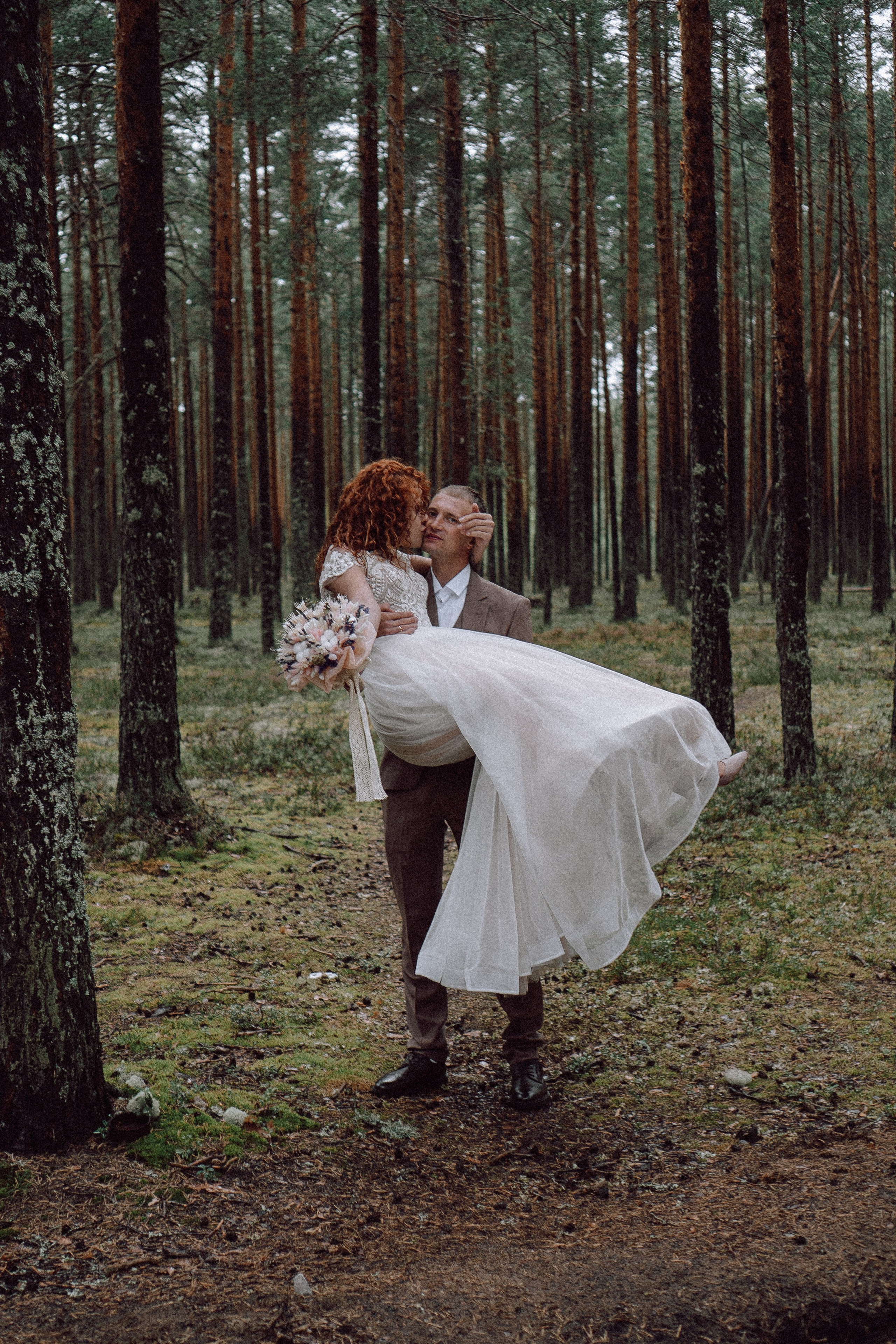 СВАДЕБНАЯ ФОТОСЕССИИЯ ПАРЫ В ГОРОДЕ ПРИОЗЕРСК В СОСНОВОМ ЛЕСУ И С ПИКАПОМ. Профессиональный фотограф, Санкт-Петербург — Виктория Богомолова