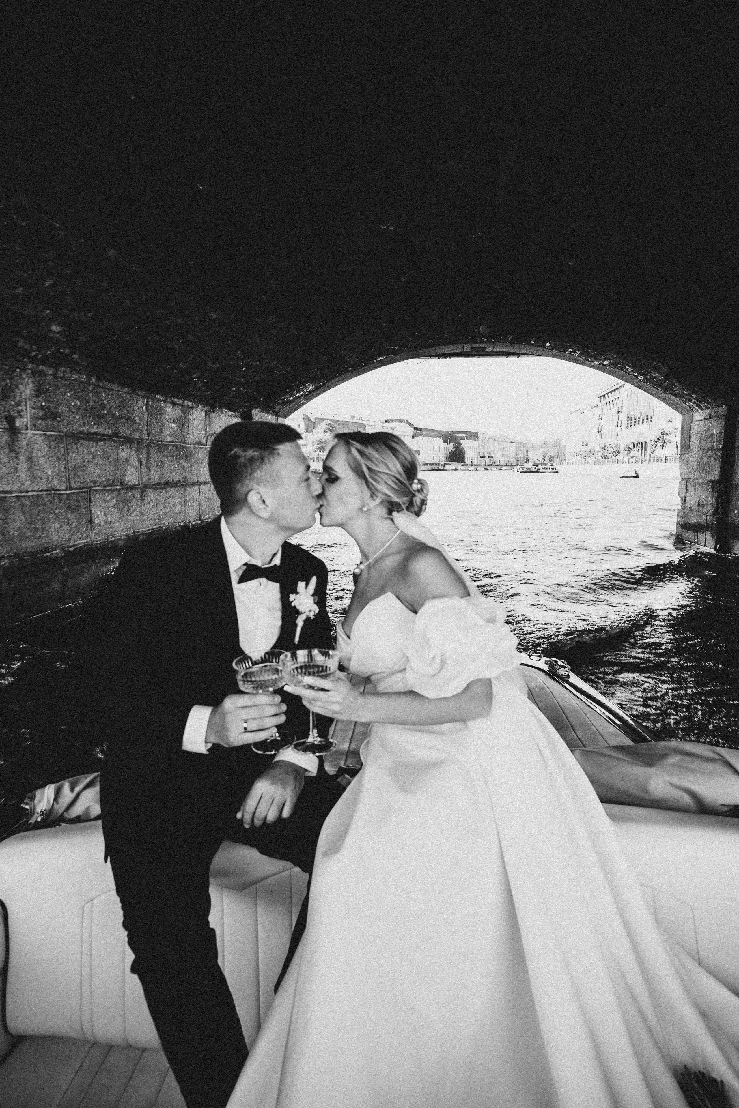 СВАДЕНБНАЯ СЬЕМКА НА КАТЕРЕ ПО КАНАЛАМ САНКТ-ПЕТЕРБУРГА И В АКВАТОРИИ НЕВЫ. Профессиональный фотограф, Санкт-Петербург — Виктория Богомолова
