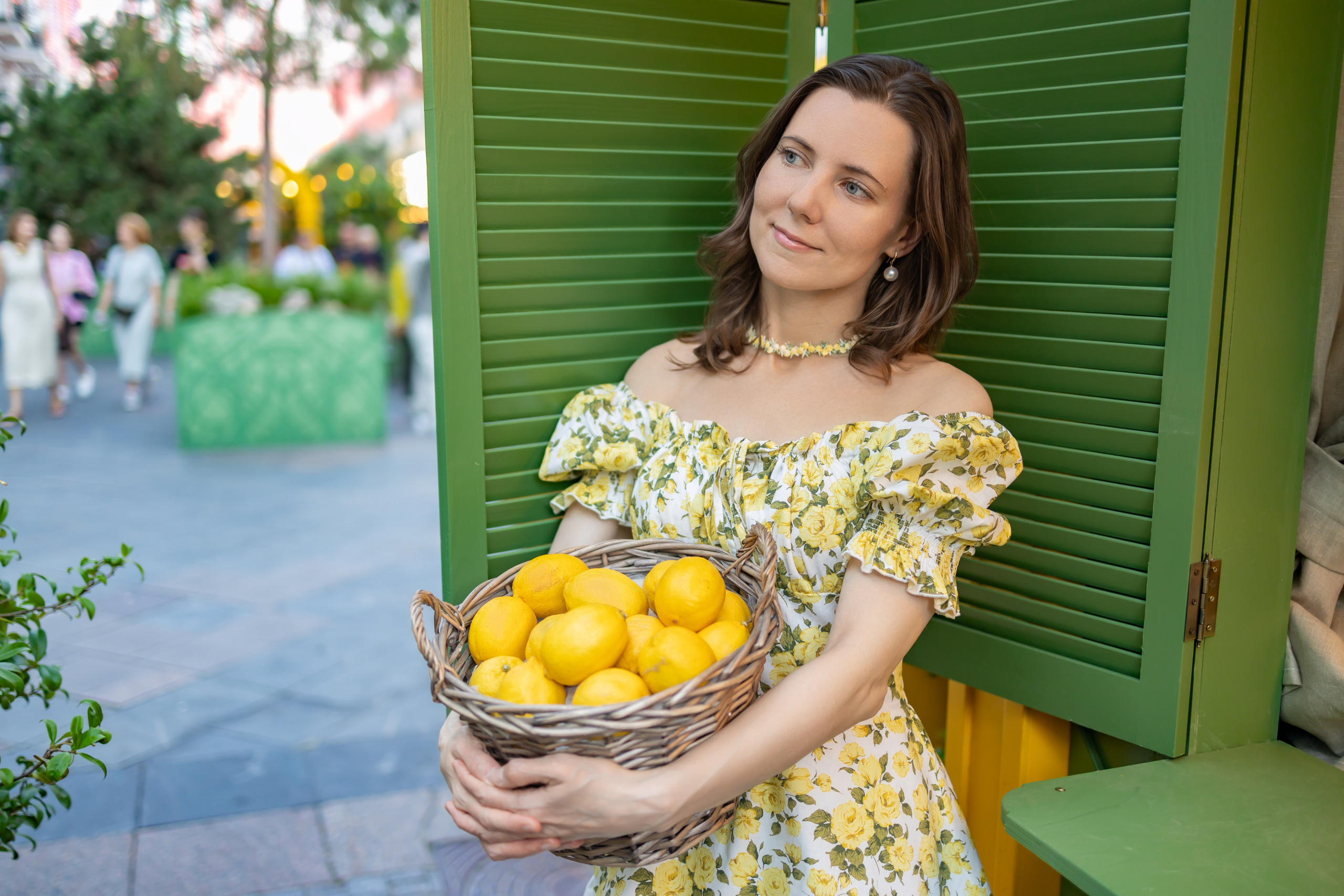 Цитрусовая история: фотосессия с лимонами в Камергерском переулке. Репортажный, семейный и студийный фотограф в Москве Демин Алексей