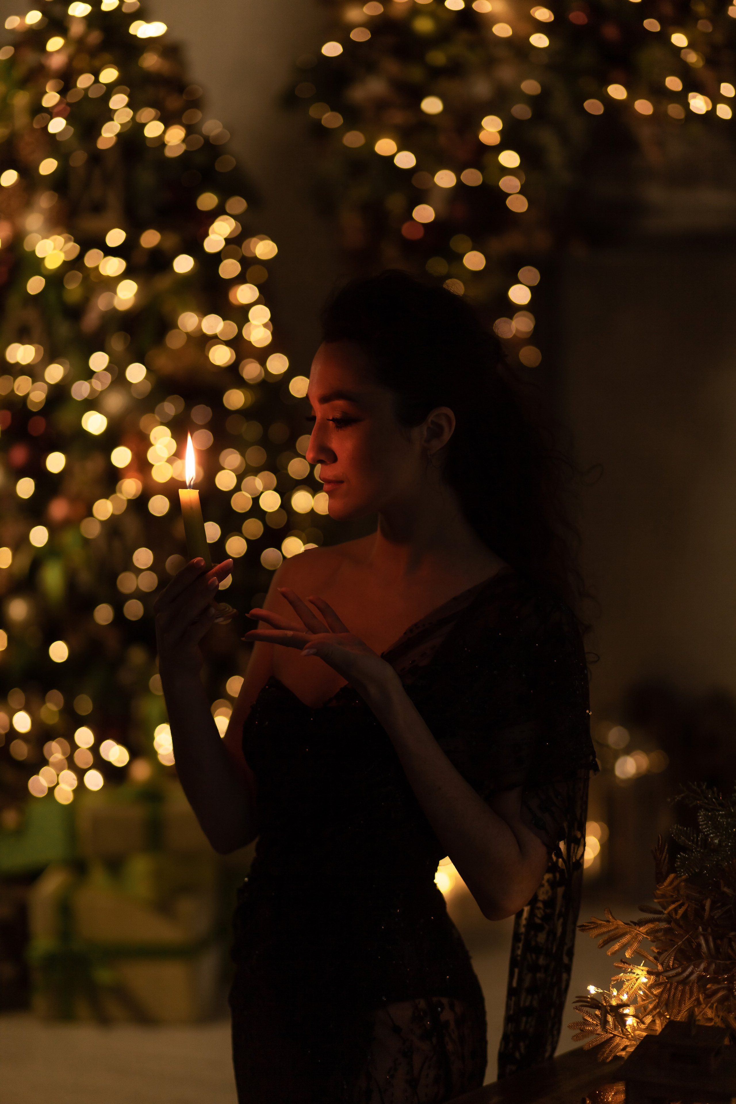 Портрет в темном ключе на фоне новогодних огней