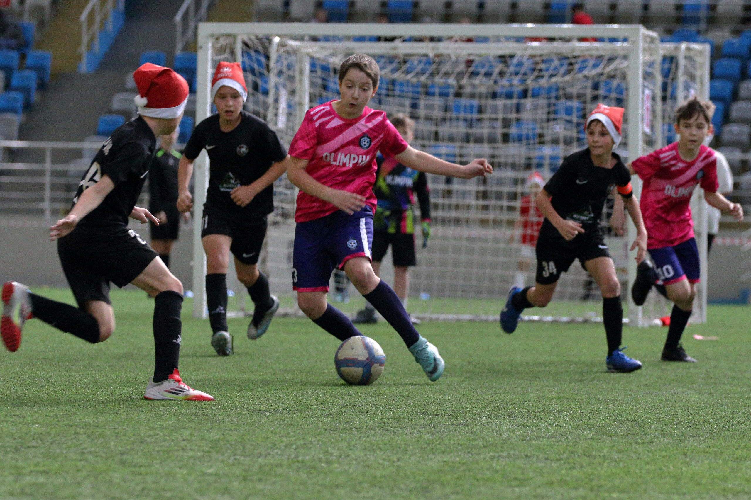 Упорная борьба на футбольном турнире в Красноярске