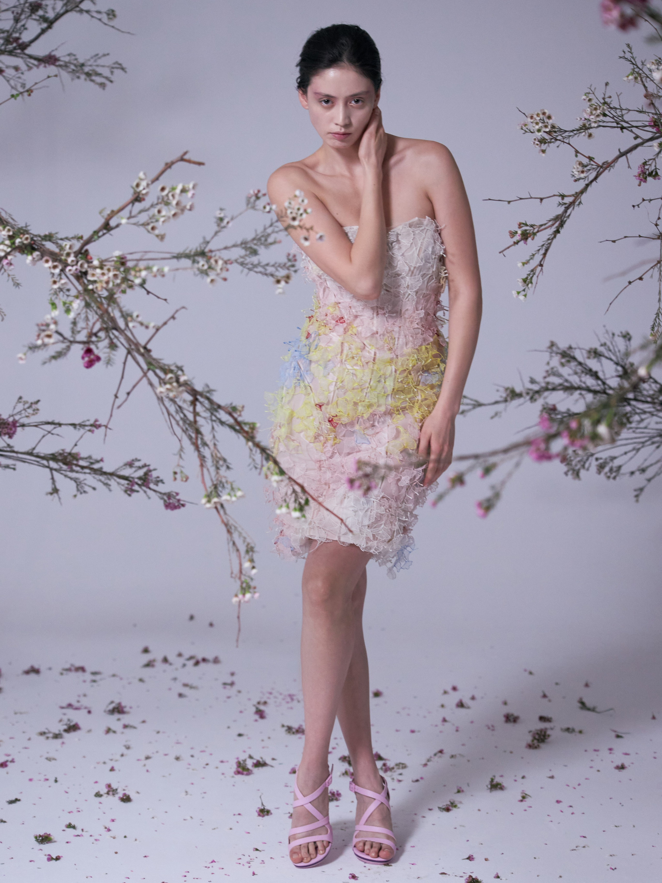 Фэшн-история для бренда женских платьев: девушка в цветах 