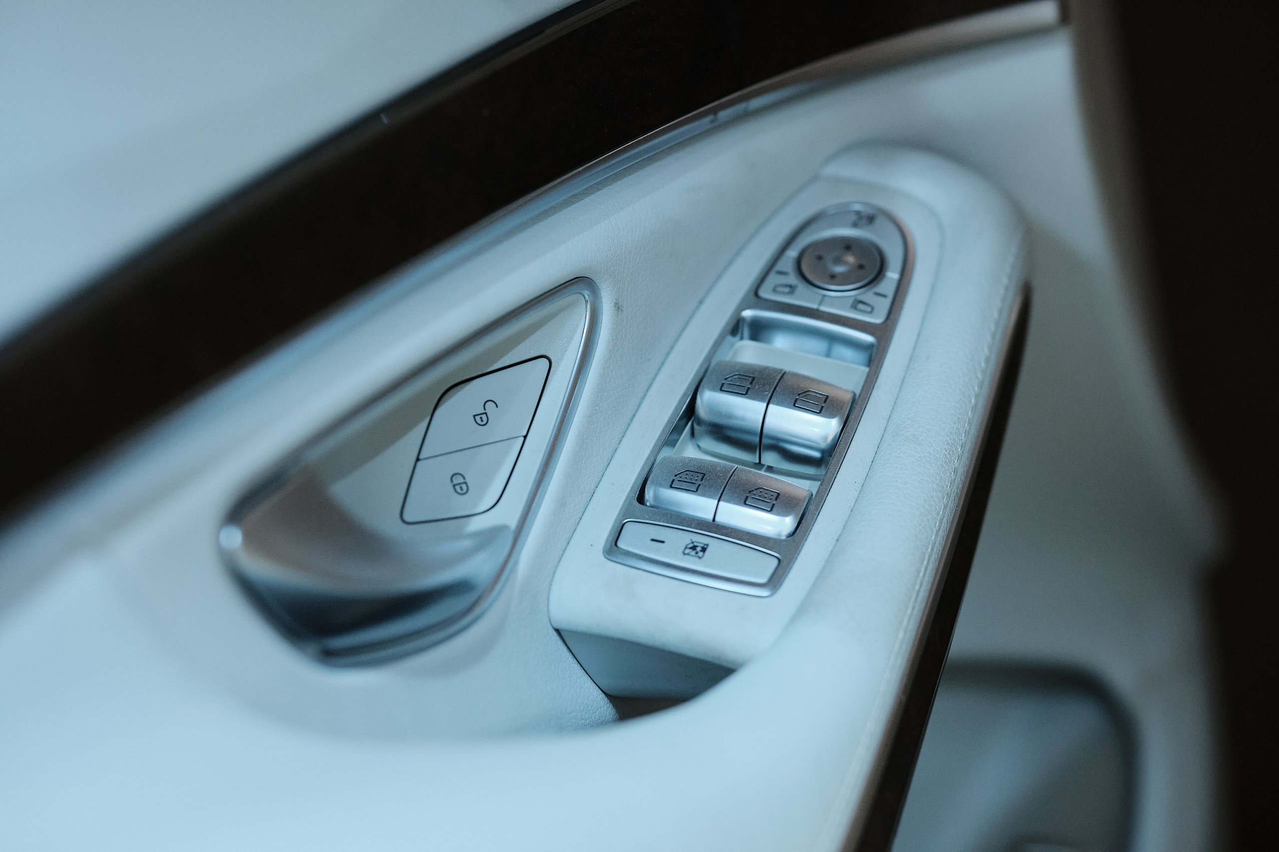 «Оригинальная панель приборов Mercedes-Benz W213 с дисплеем»«Консоль центральная Mercedes-Benz E-Class W213 с элементами управления»«Руль Mercedes-Benz S-Class W222 с кнопками и подогревом»«Сиденье переднее левое Mercedes-Benz GLC X253 с электроприводом и памятью»«Обшивка двери правая Mercedes-Benz C-Class W205 оригинальная деталь»«Подлокотник центральный Mercedes-Benz V-Class W447 с отделением для хранения»«Панель управления климат-контролем Mercedes-Benz GLS X167 оригинал»«Декоративная накладка торпеды Mercedes-Benz A-Class W177 с алюминиевым эффектом»«Кнопка запуска двигателя Mercedes-Benz GLE W167 оригинальная запчасть»«Подсветка салона LED Mercedes-Benz CLA C118 с настройками цвета»«Коврики салона Mercedes-Maybach S-Class W223 оригинальные»«Подголовник заднего сиденья Mercedes-Maybach GLS X167 с электроприводом»