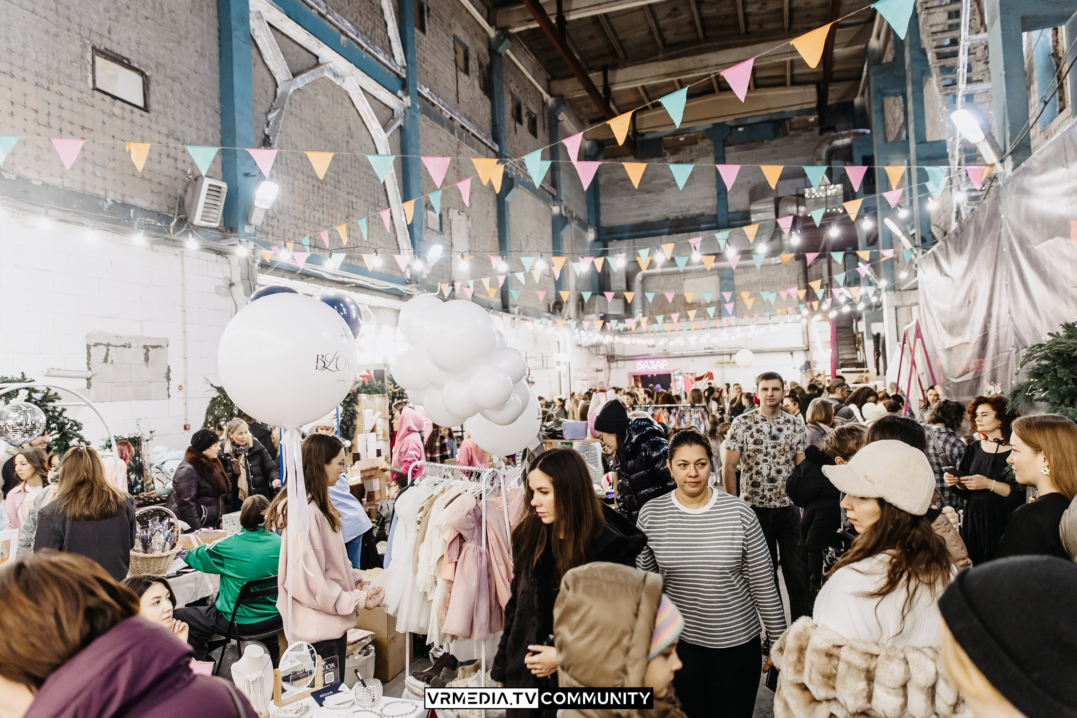 Традиционный рождественский базар и Garage Sale