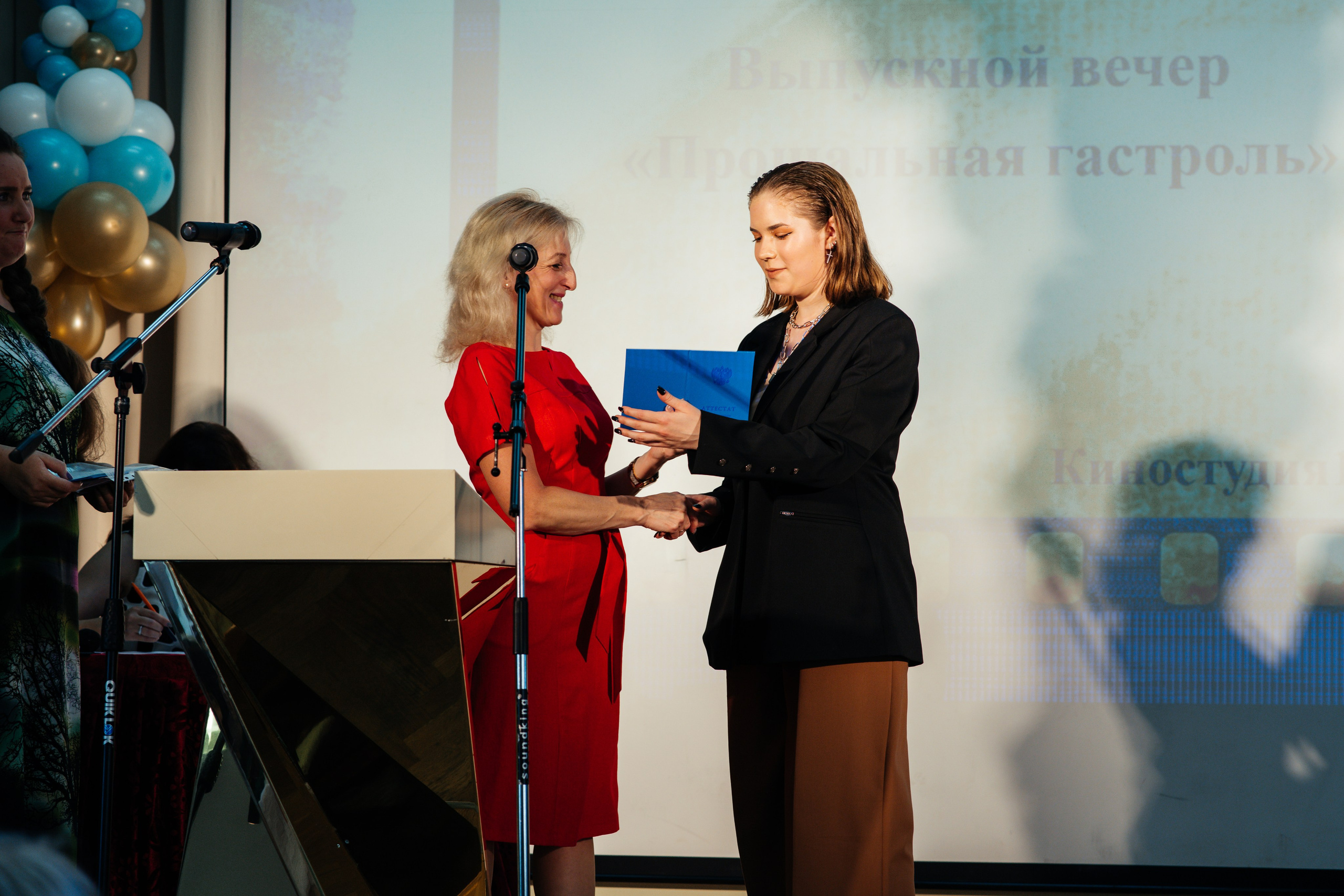 Вручение аттестатов. Выпускные альбомы в Подольске Москве и МО