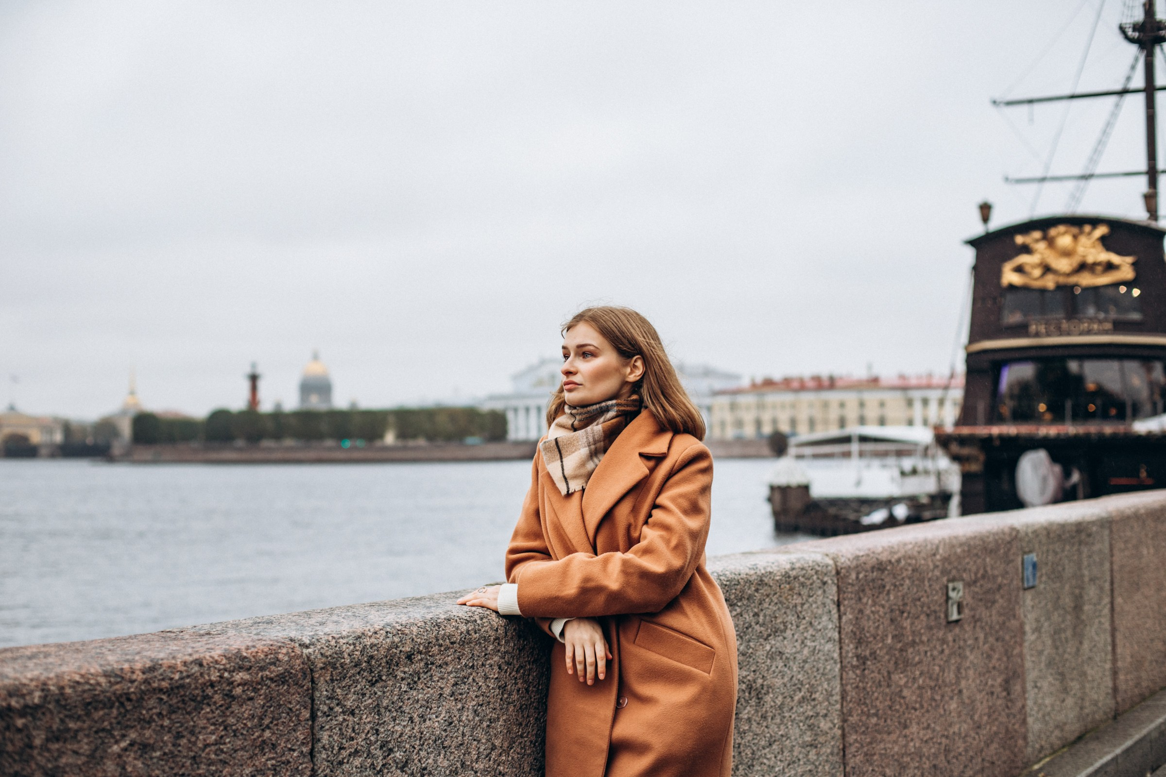 Сестры Саша и Полина в октябре. Фотопрогулка в Петербурге. Индивидуальный и семейный фотограф в Санкт-Петербурге