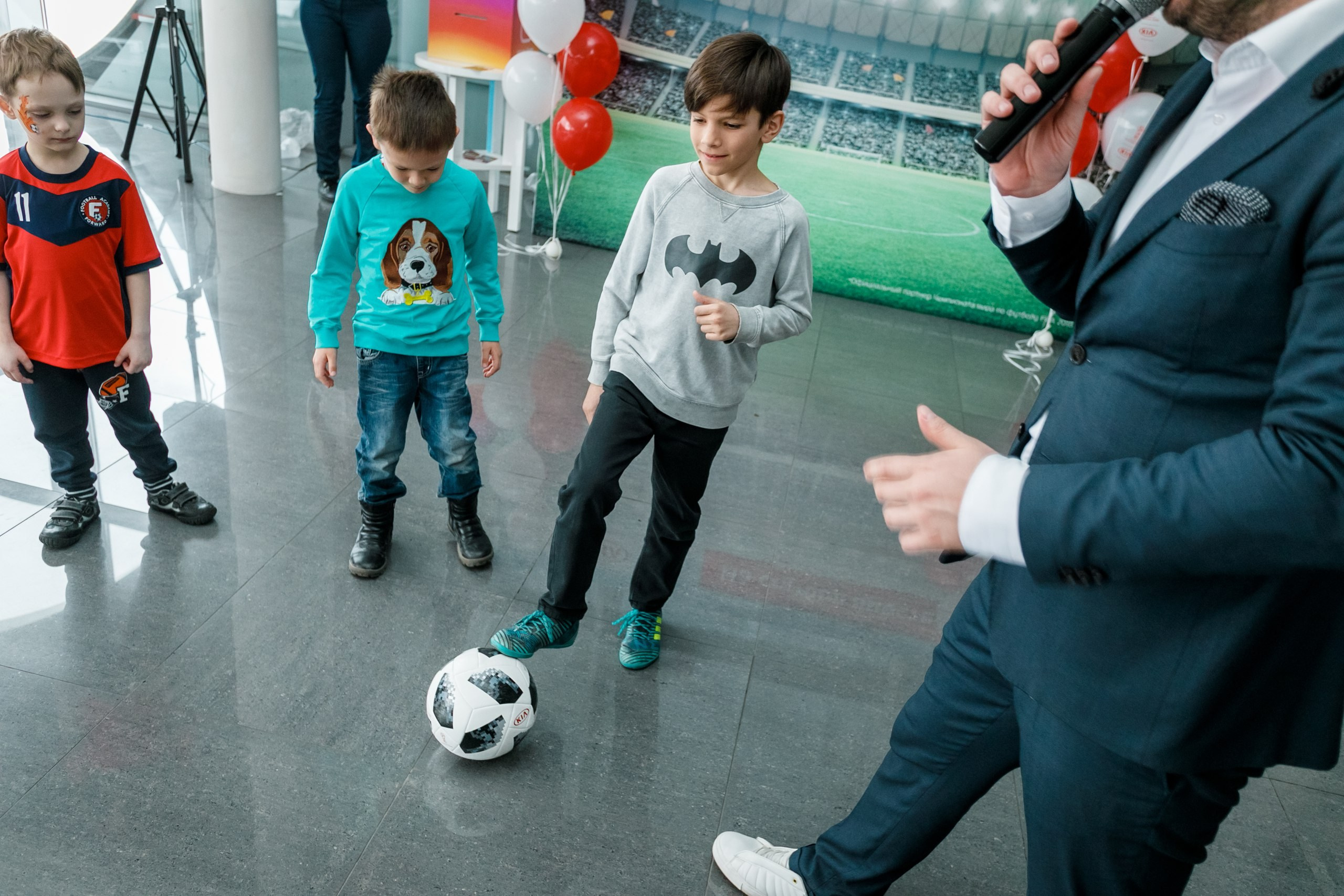Розыгрыш билетов на ЧМ по футболу FIFA @ Киа Центр. Репортажный фотограф Максим Полянский. Москва, Санкт-Петербург, Красноярск