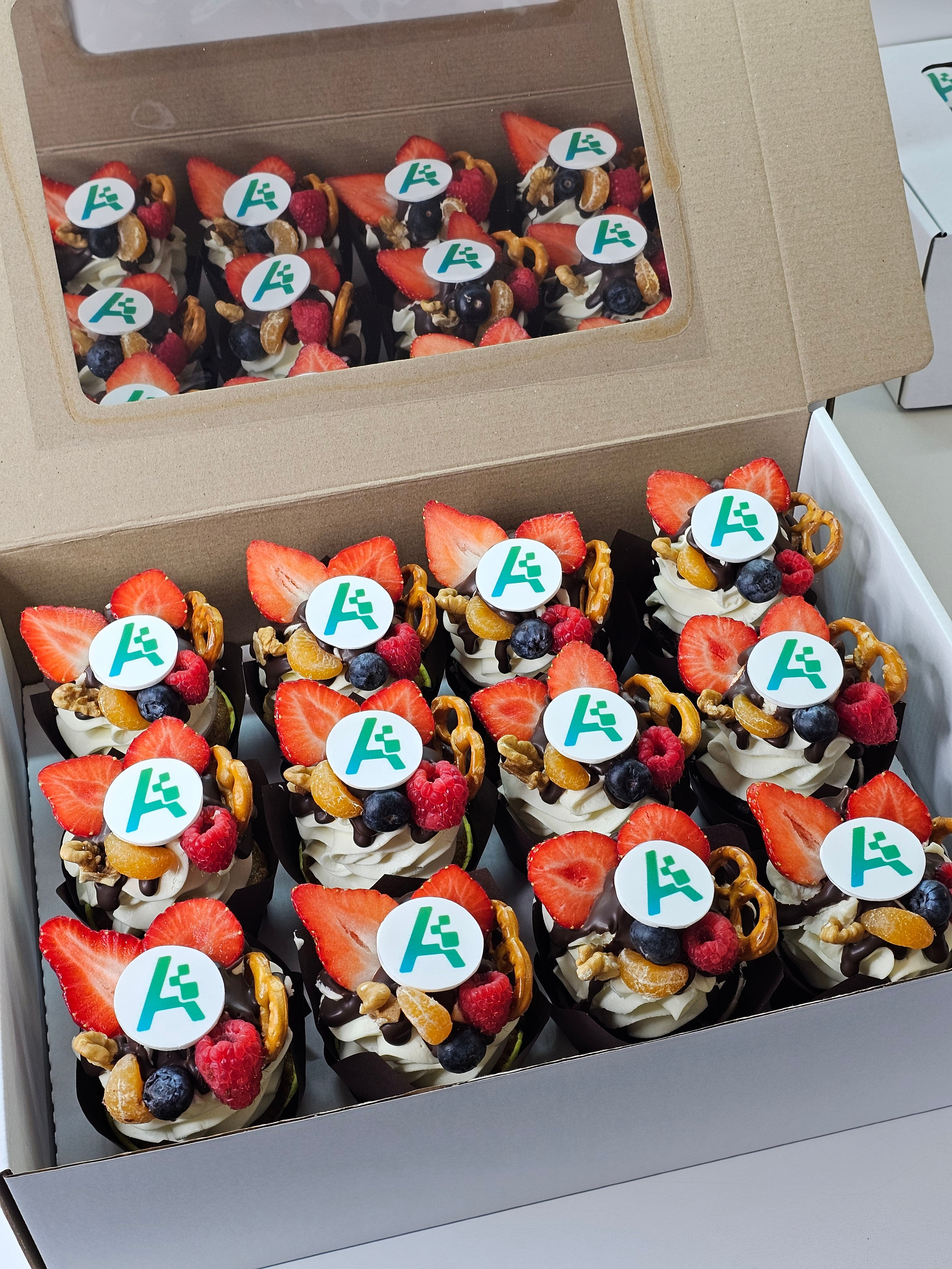 Капкейки стандартные с логотипом. Katyasugarsugar капкейки, зефир, торты Москва