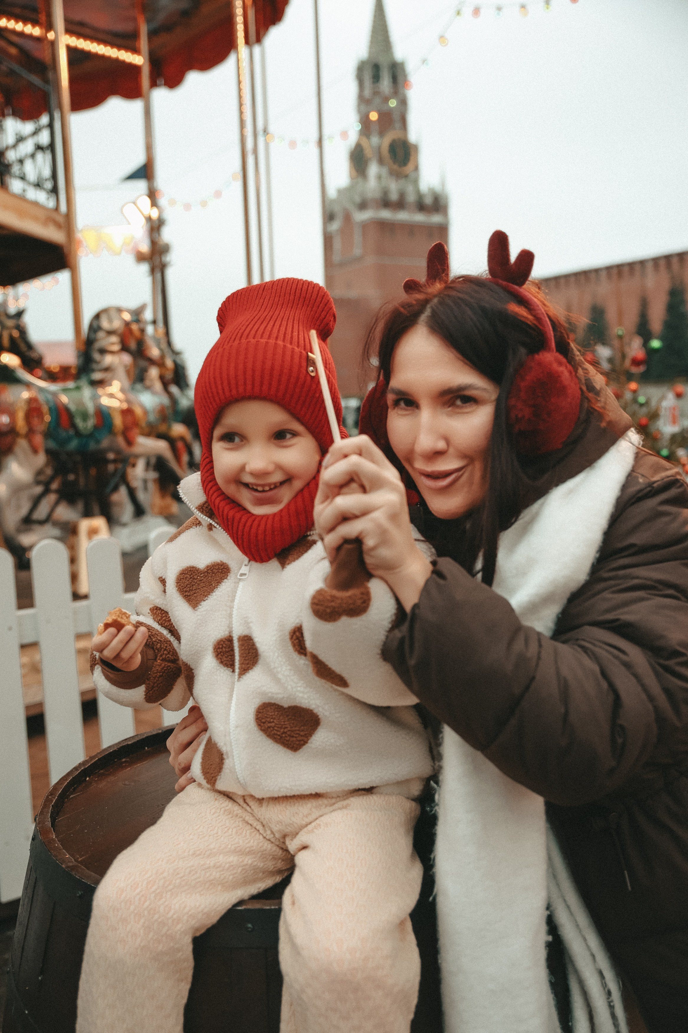 Новогодняя фотосессия на Гум ярмарка мама и дочка. Фотограф Владимир Москва