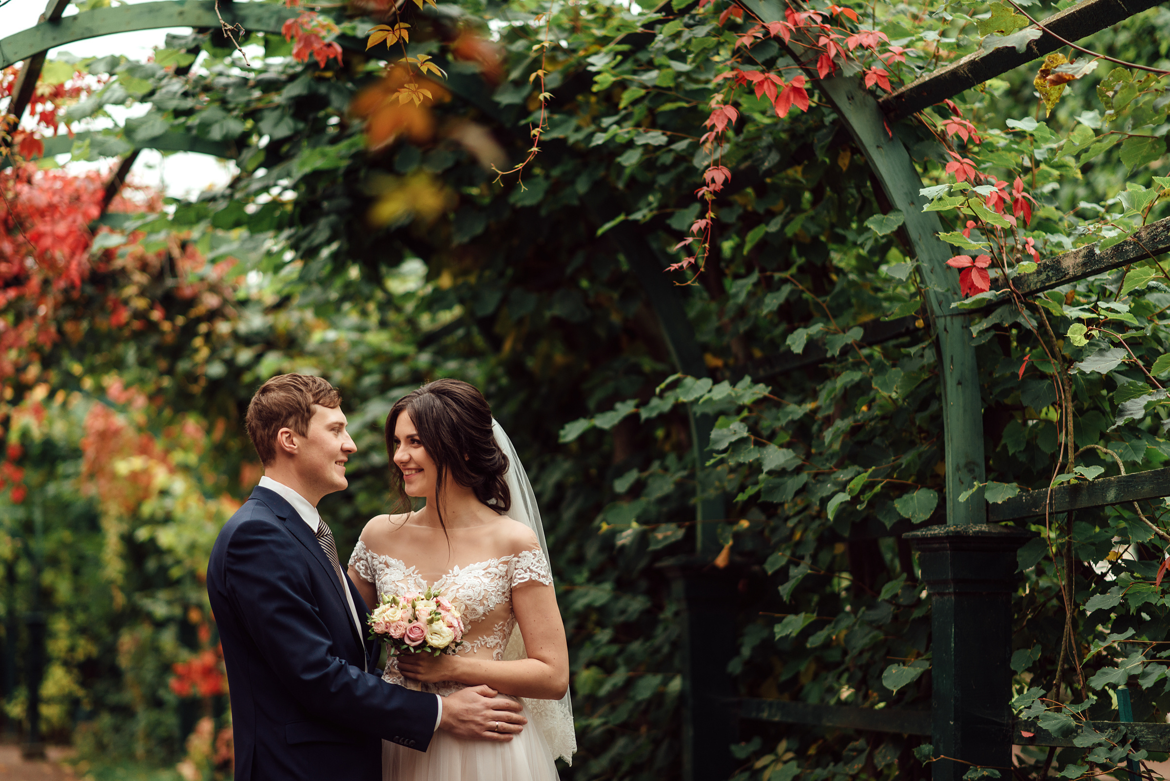 Свадебная фотосессия Ольги и Павла в Петергофе. Свадебный фотограф в Санкт-Петербурге Венера Ахметова