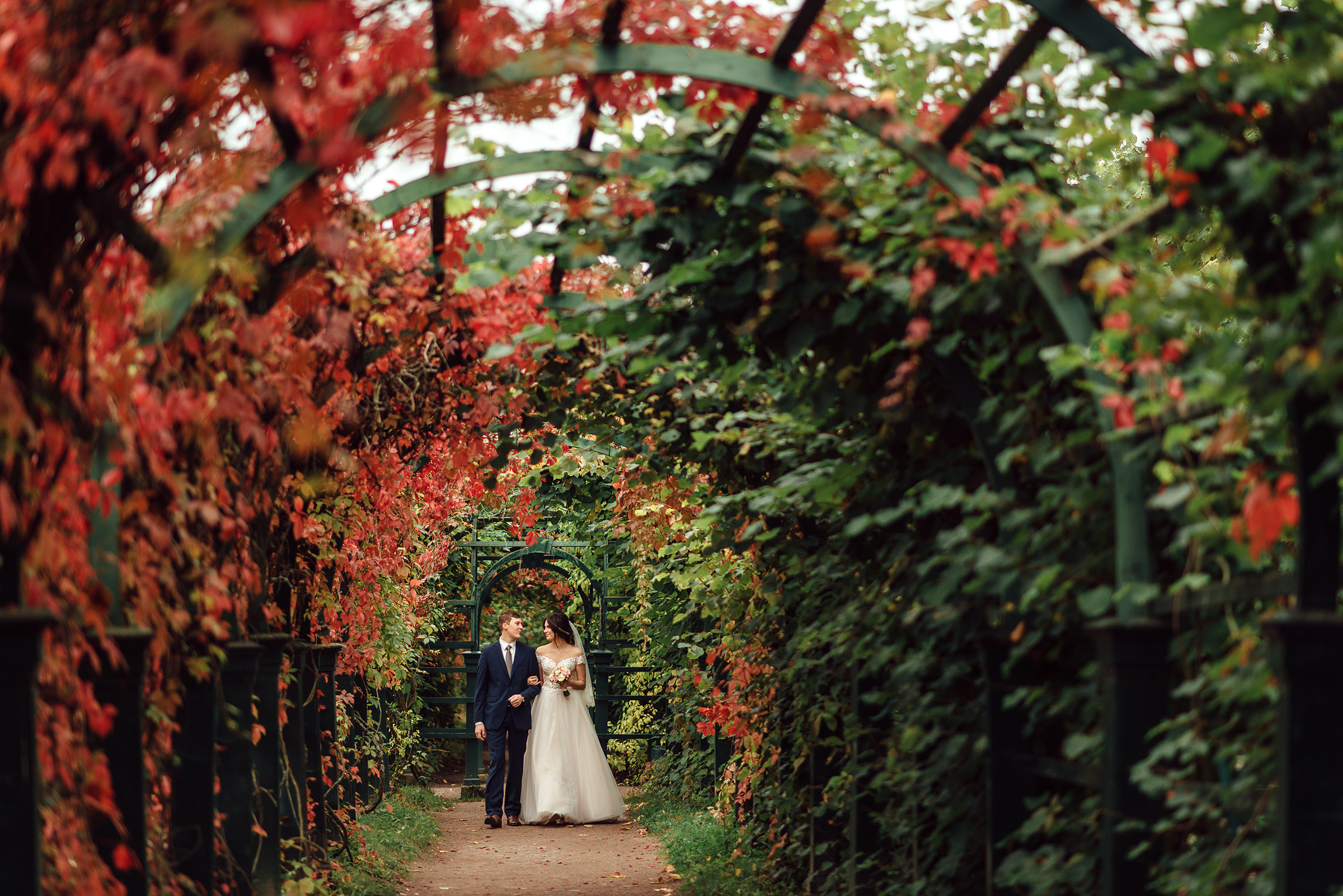 Свадебная фотосессия Ольги и Павла в Петергофе. Свадебный фотограф в Санкт-Петербурге Венера Ахметова