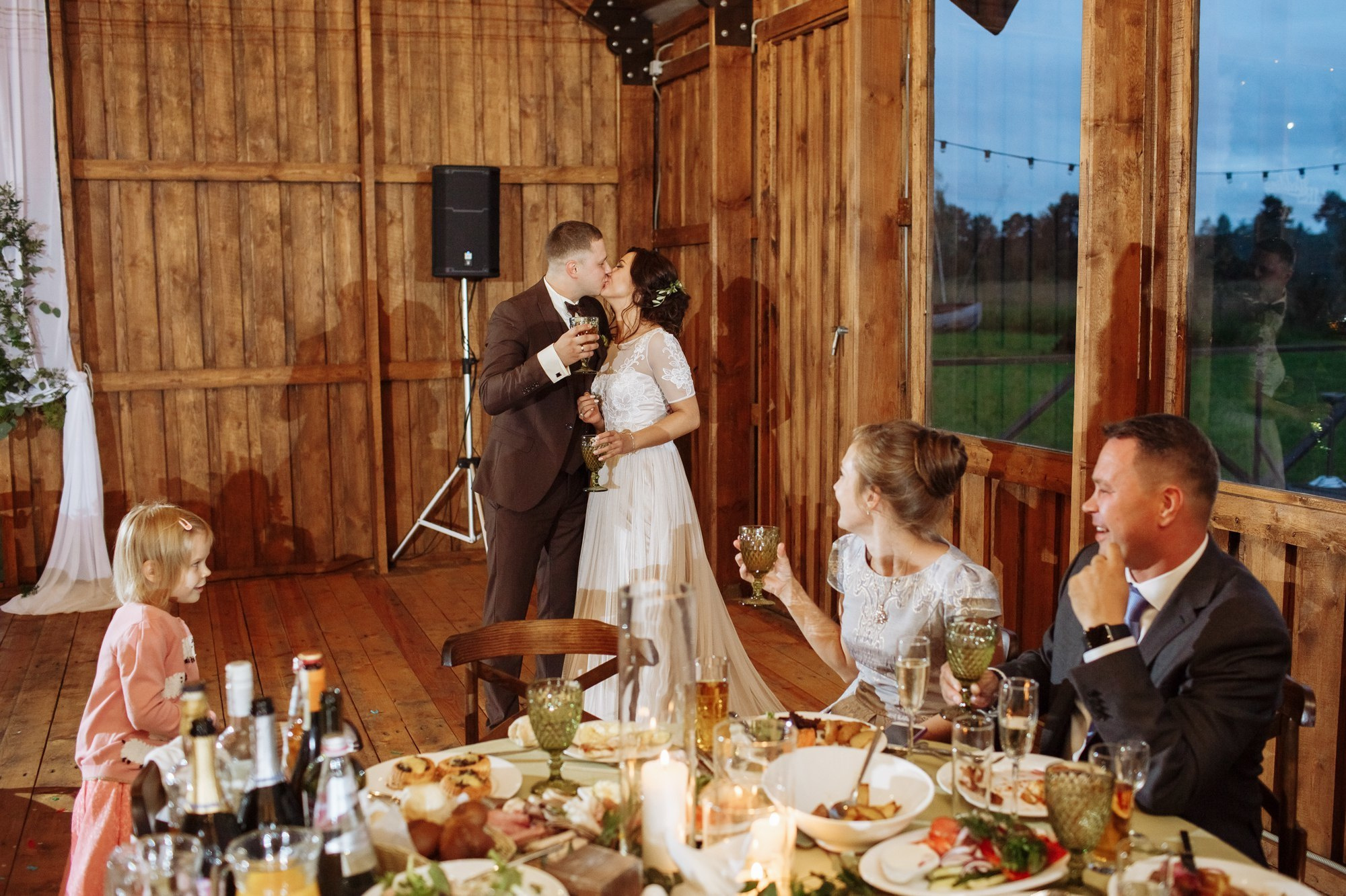 Выездная регистрация в Амбар № 1 в Петергофе. Свадебный фотограф в Санкт-Петербурге и Петергофе Андрей Заяц