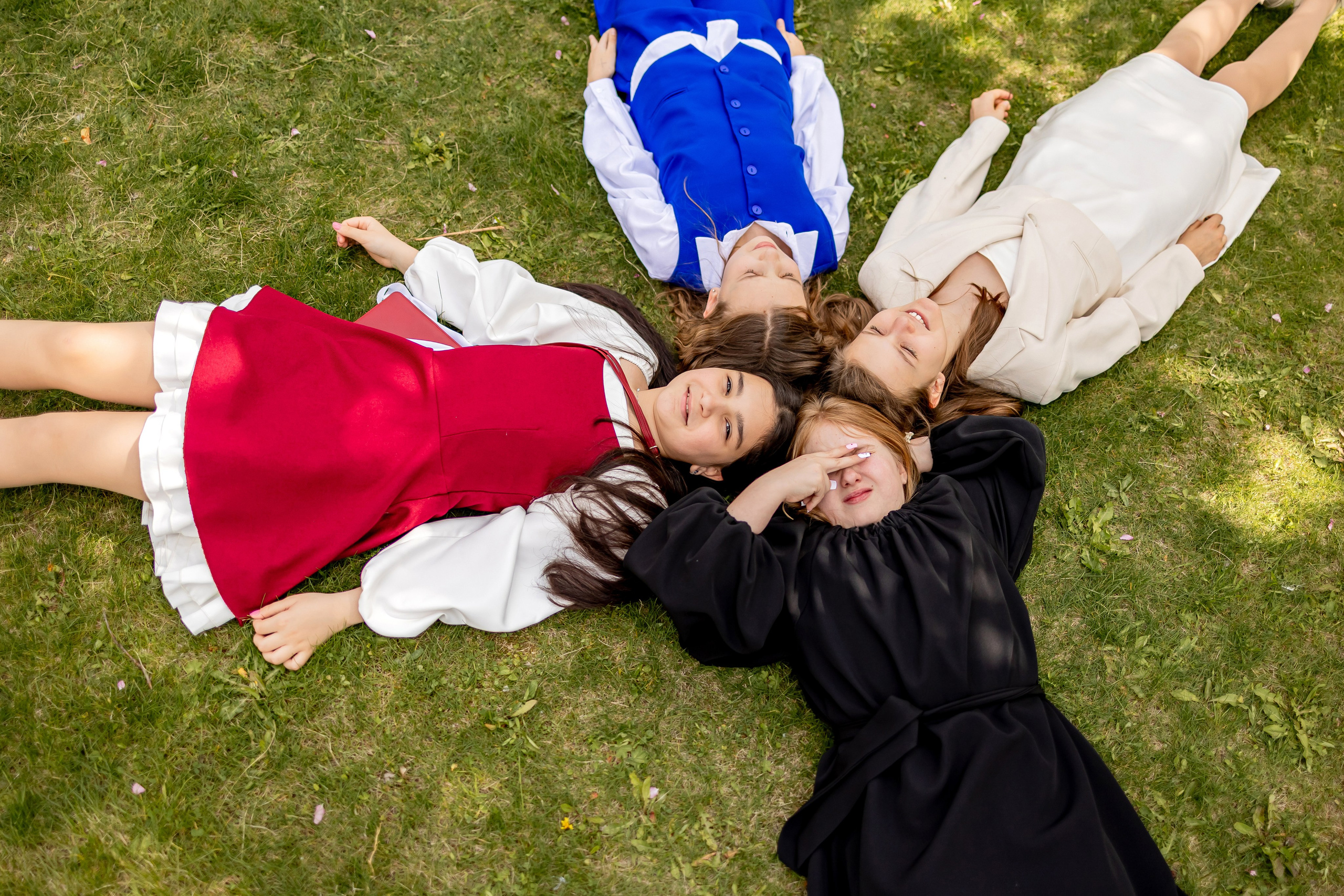 Выпускной в начальной школе на улице. Фотограф и видеограф Москва. Свадебный фотограф, видеограф. Выпускные альбомы. Оживающие альбомы