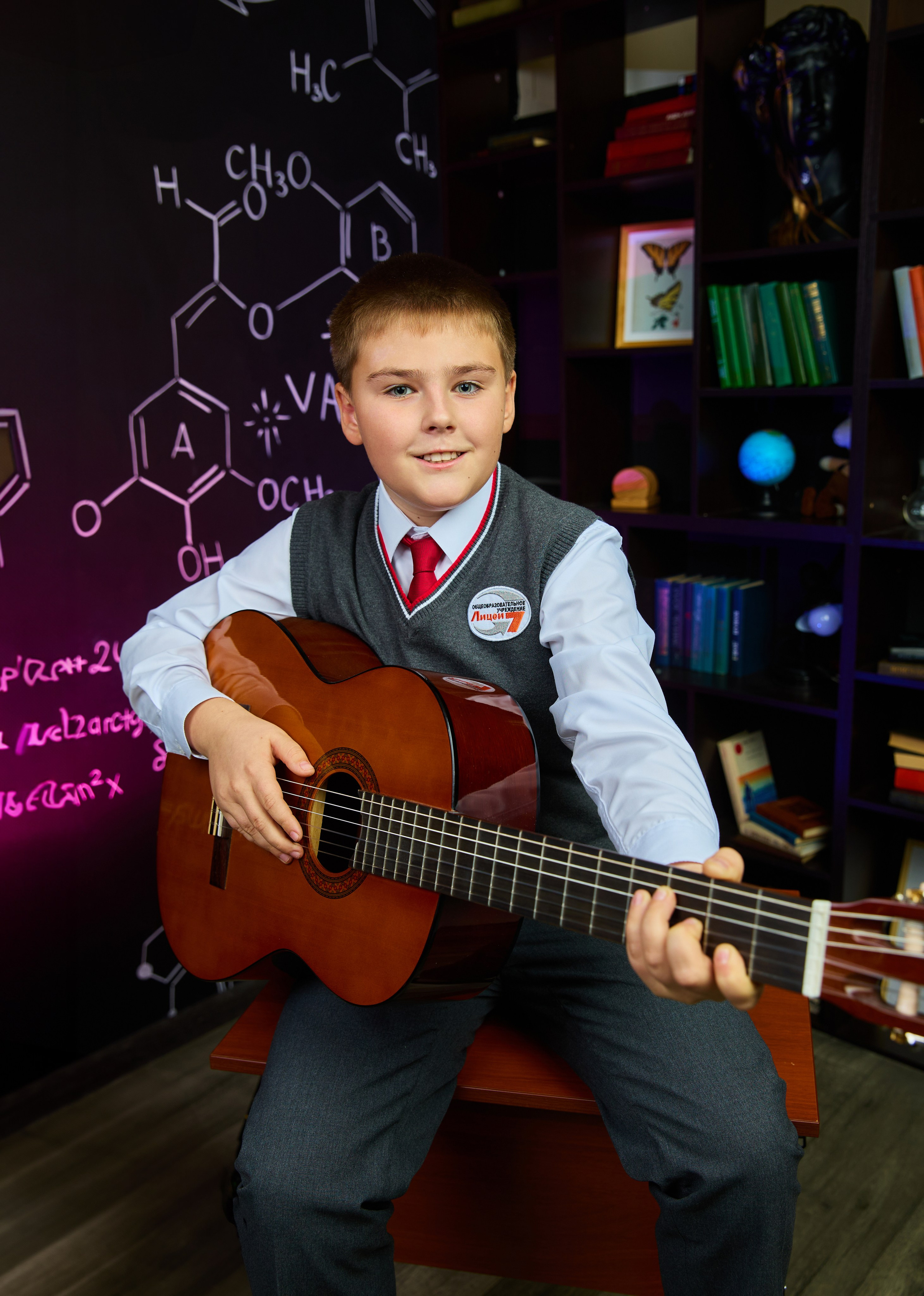 Выпускные альбомы для младших классов в Красноярске от AlbomKras 📚👶. AlbomKras -выпускные альбомы Красноярска с авторским дизайном и качественной фотосъемкой! ⭐⭐⭐⭐⭐ 5.0