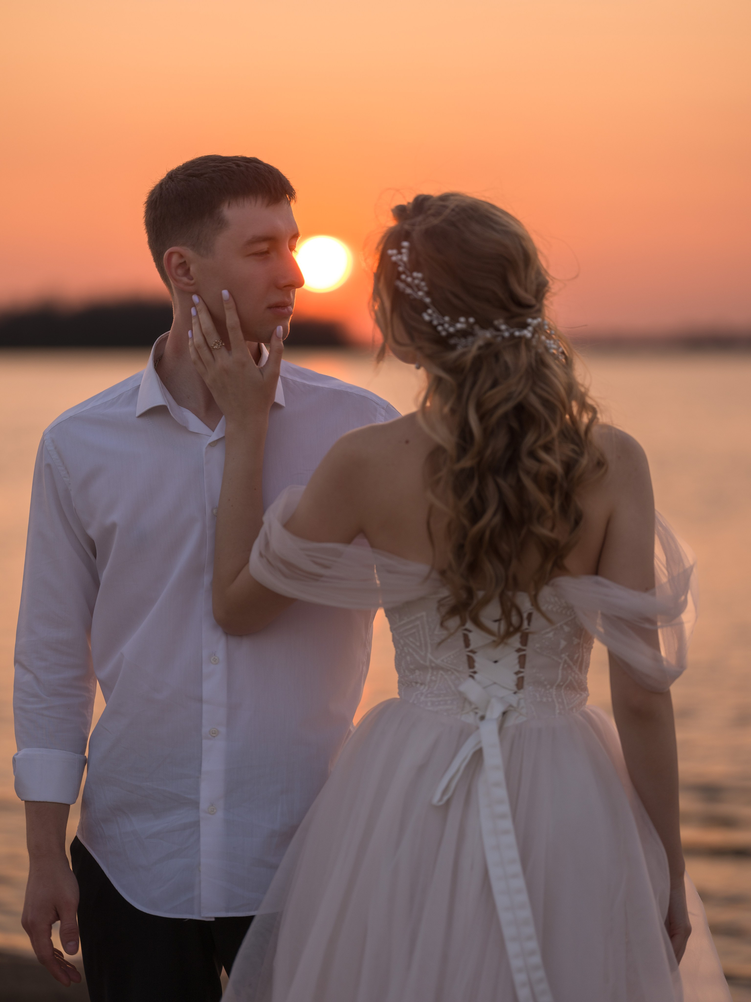 Свадебная фотосессия на берегу. Свадебный фотограф Астрахань