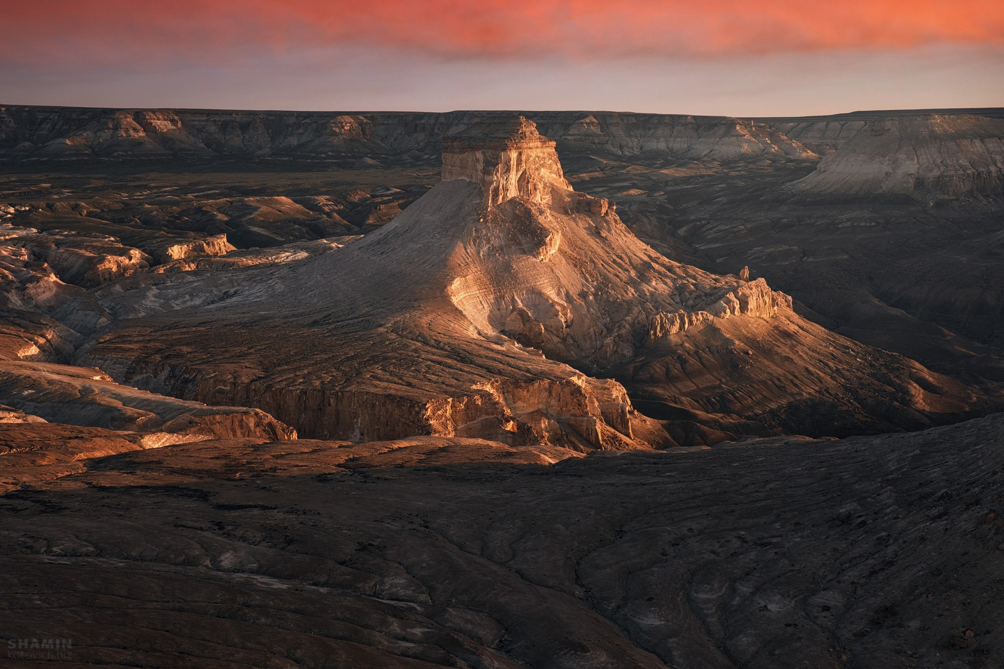 Пейзажи Казахстана и Мангистау — плато Устюрт, урочище Бозжыра, степи и каньоны западного Казахстана. Свет, тишина и контрасты пустынных ландшафтов. Фотограф Константин Шамин