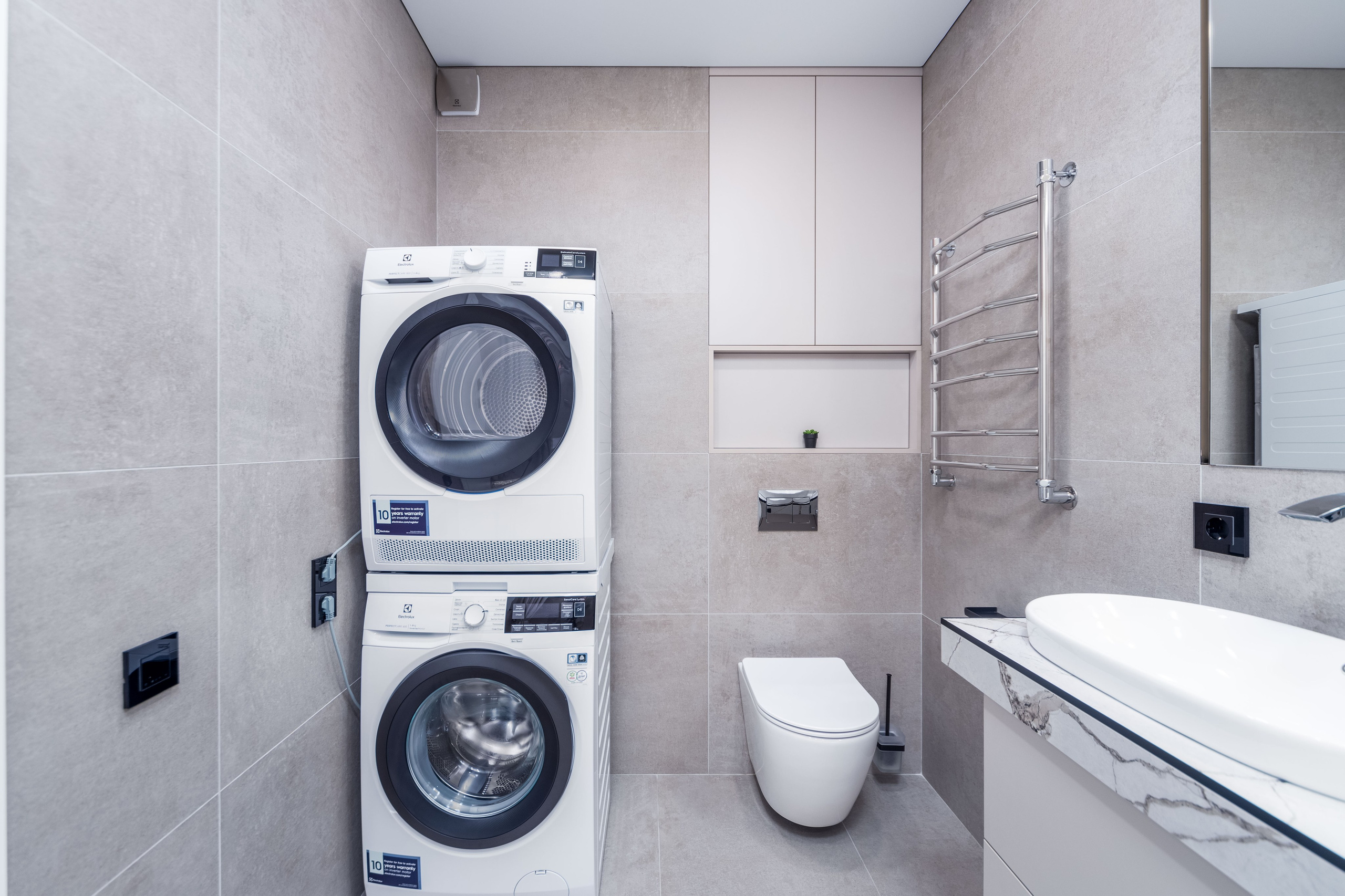 Интерьерное фото зоны постирочной в санузле в премиальной квартире в Минске