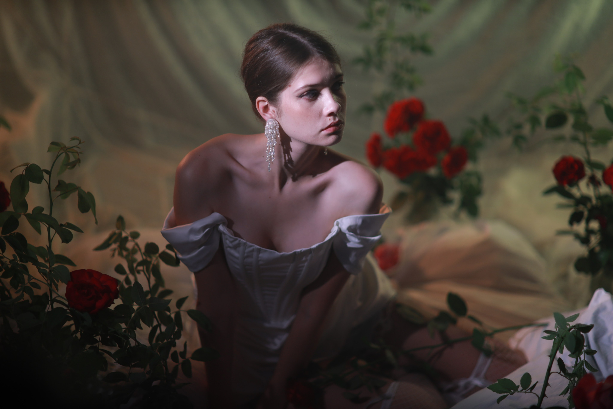 Розы и белое платье. Съемка в студии под ваш запрос, студийные съемки, фотографии архитектурных объектов — Александр Евстигнеев — фотограф Москва