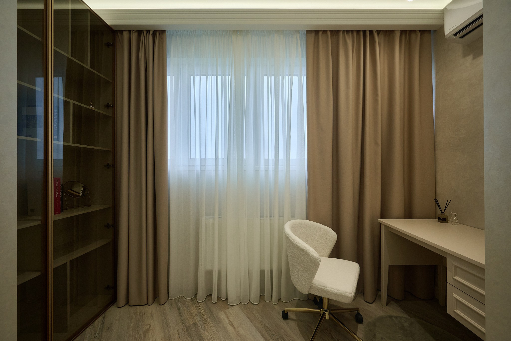 бежевый стол с белым стулом бежевые шторы темный стеклянный шкаф