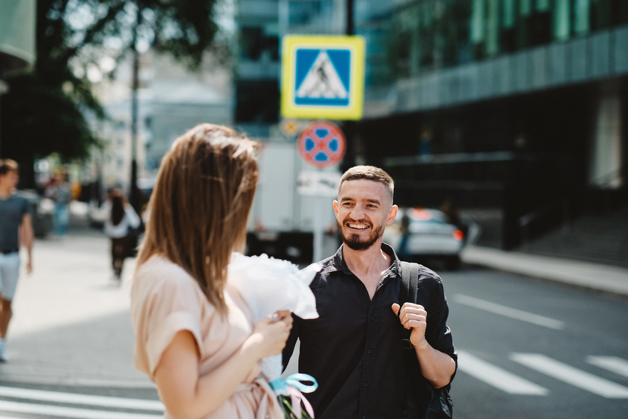 Парень и девушка на улицах города.