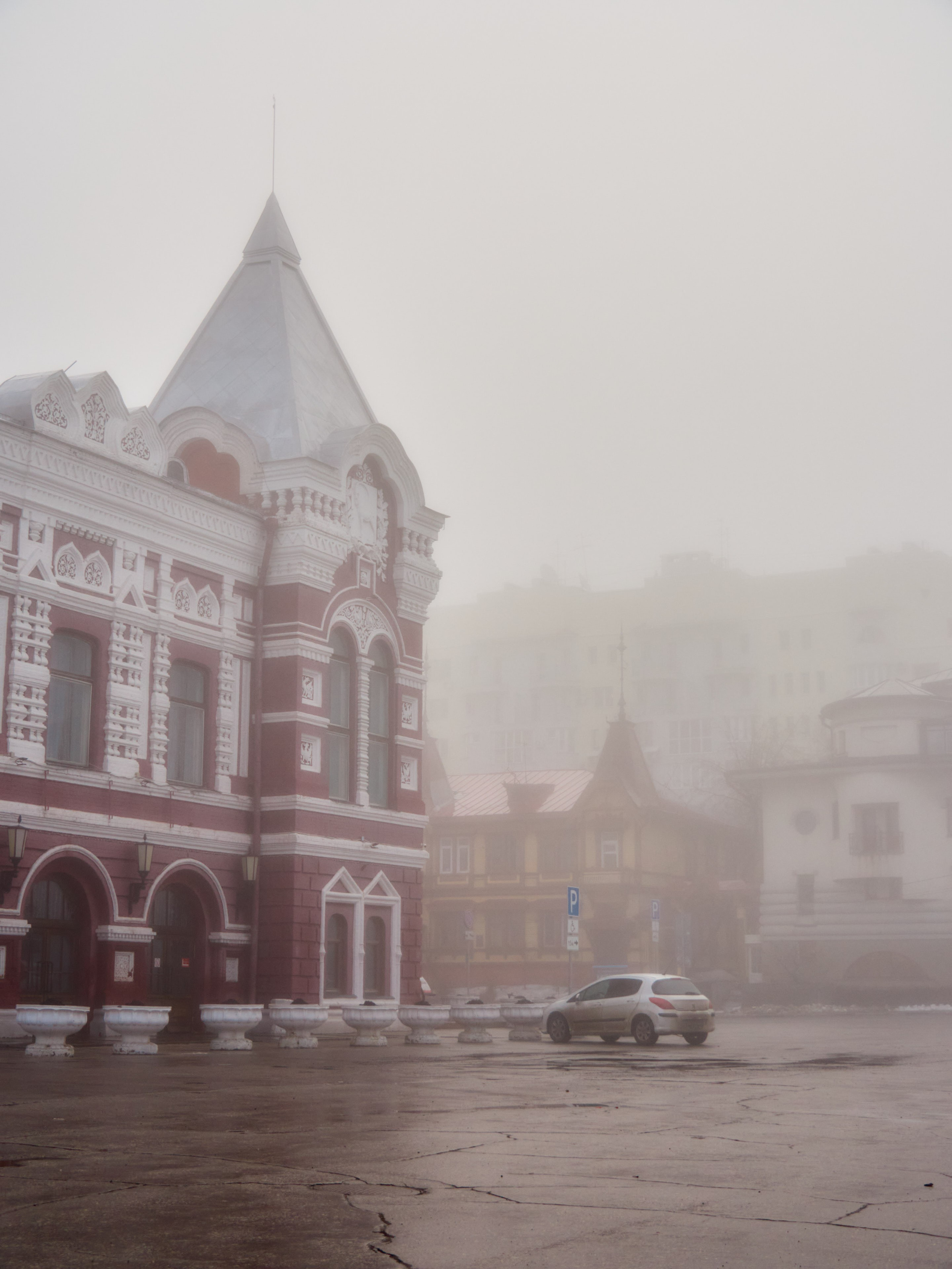  Театр драмы имени Горького в густом тумане