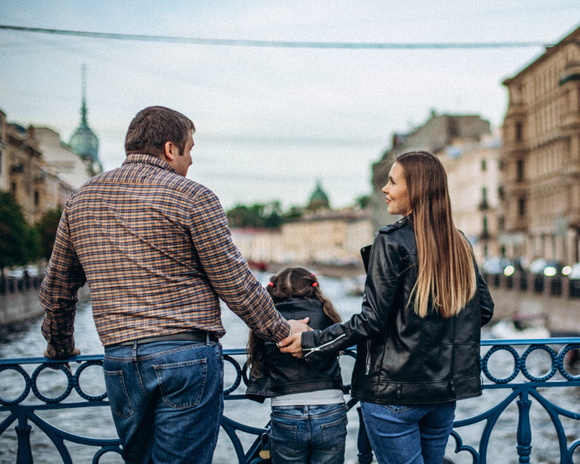Мария с семьей в сентябре. Фотопрогулка в Петербурге. Индивидуальный и семейный фотограф в Санкт-Петербурге