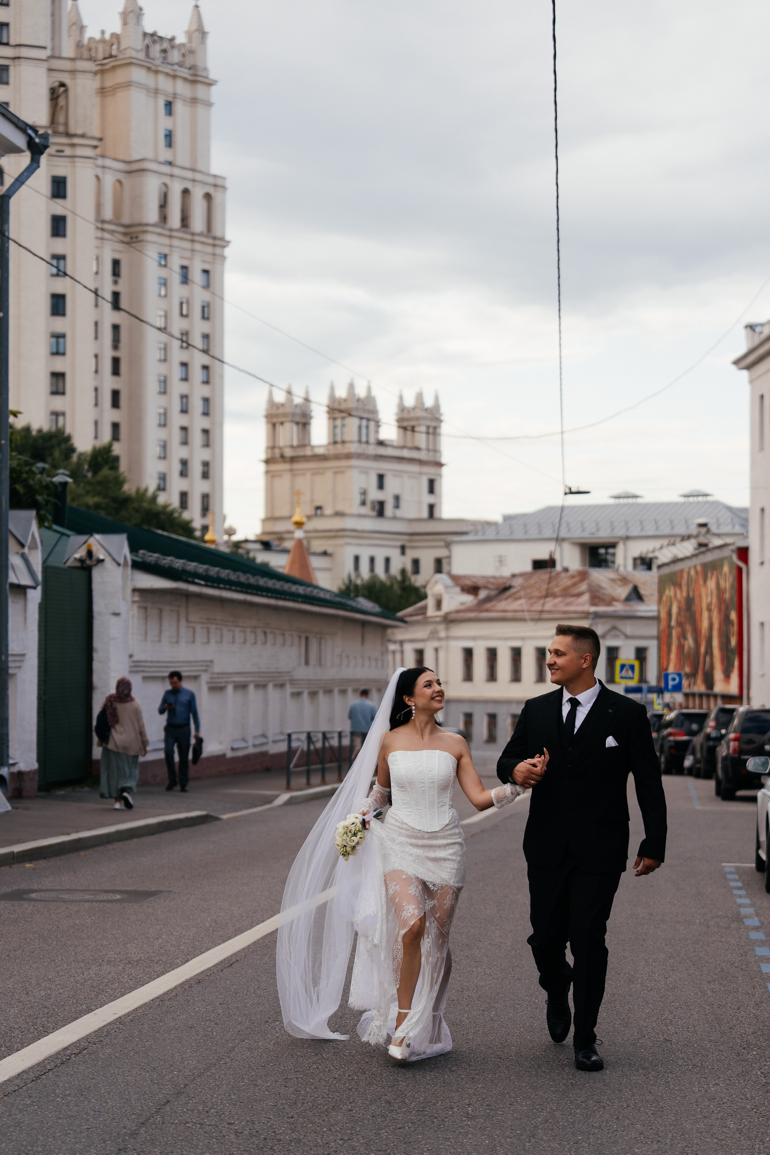 Свадебная фотосессия в Москве у высотки на Котельнической набережной. Свадебный фотограф в Москве Анна Полушина